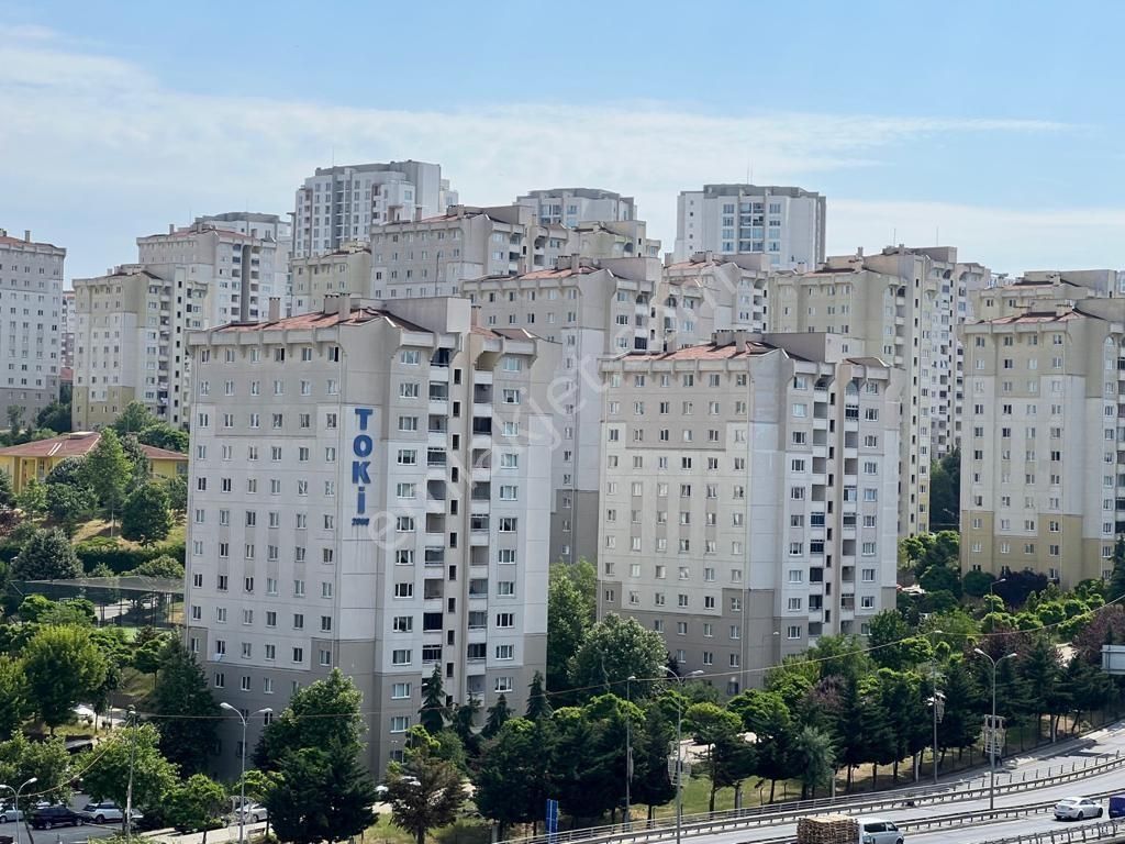 Küçükçekmece Atakent Fulya Sitesinde Tadilatlı 3+1 Satılık Daire