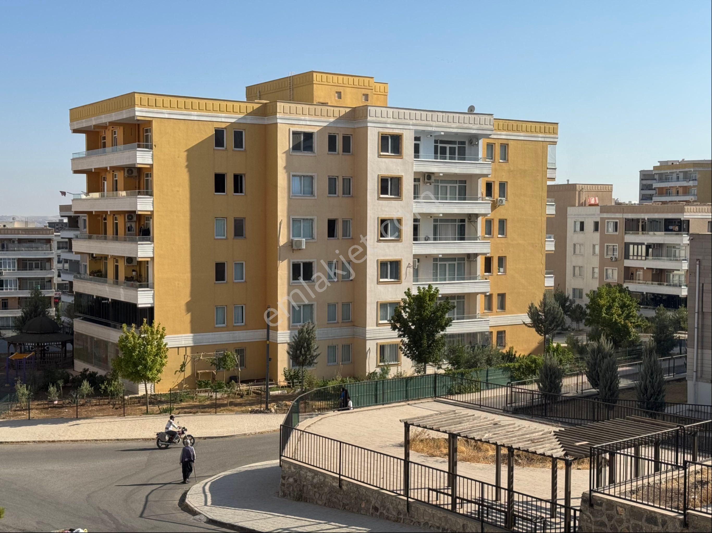 Cadde Seyrandan Kiralık 3+1 Sarı Toki