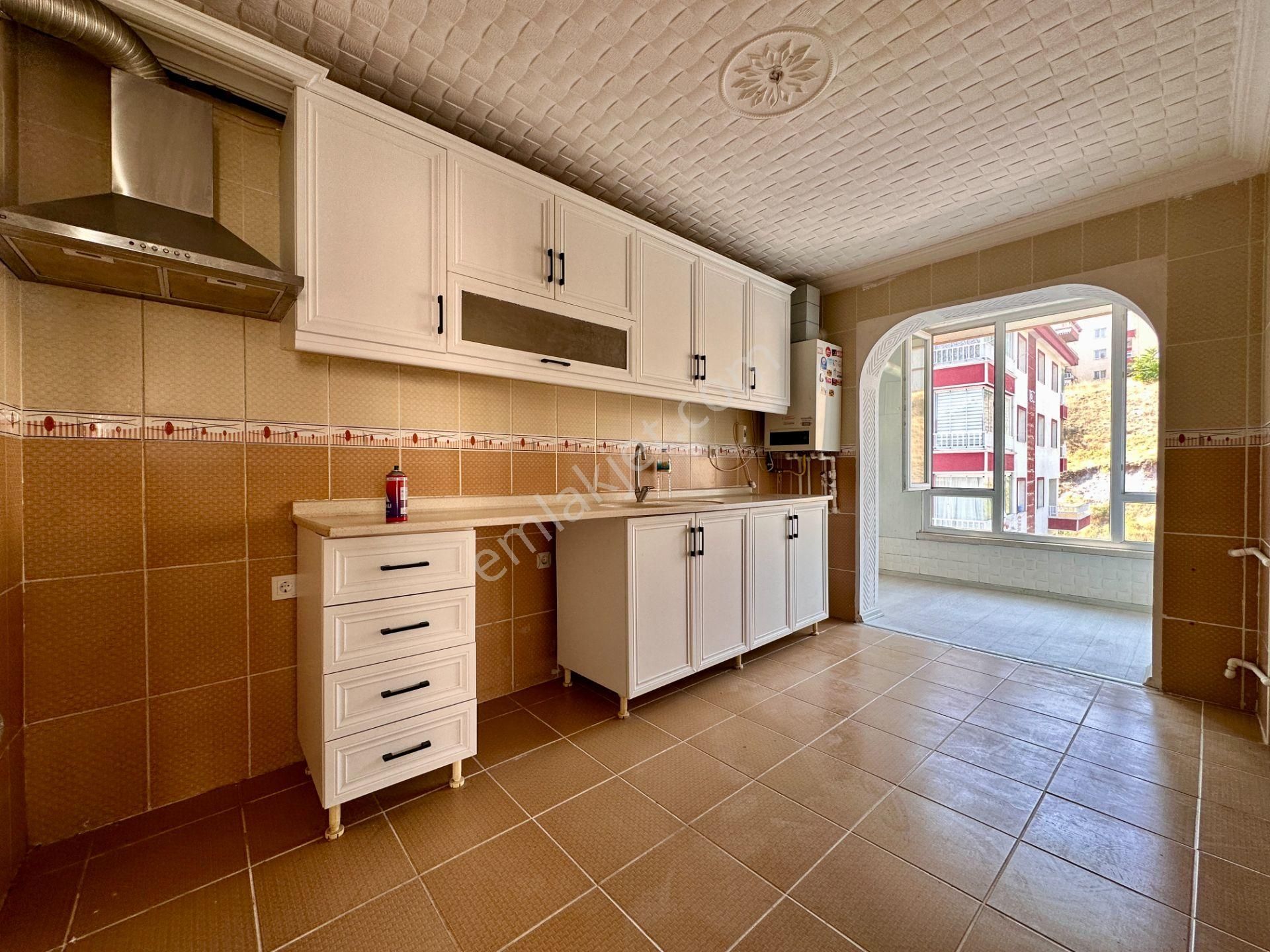 Kalecik Emlak'tan Merkezde 2.kat 3+1 Park Manzaralı Güney Cephe