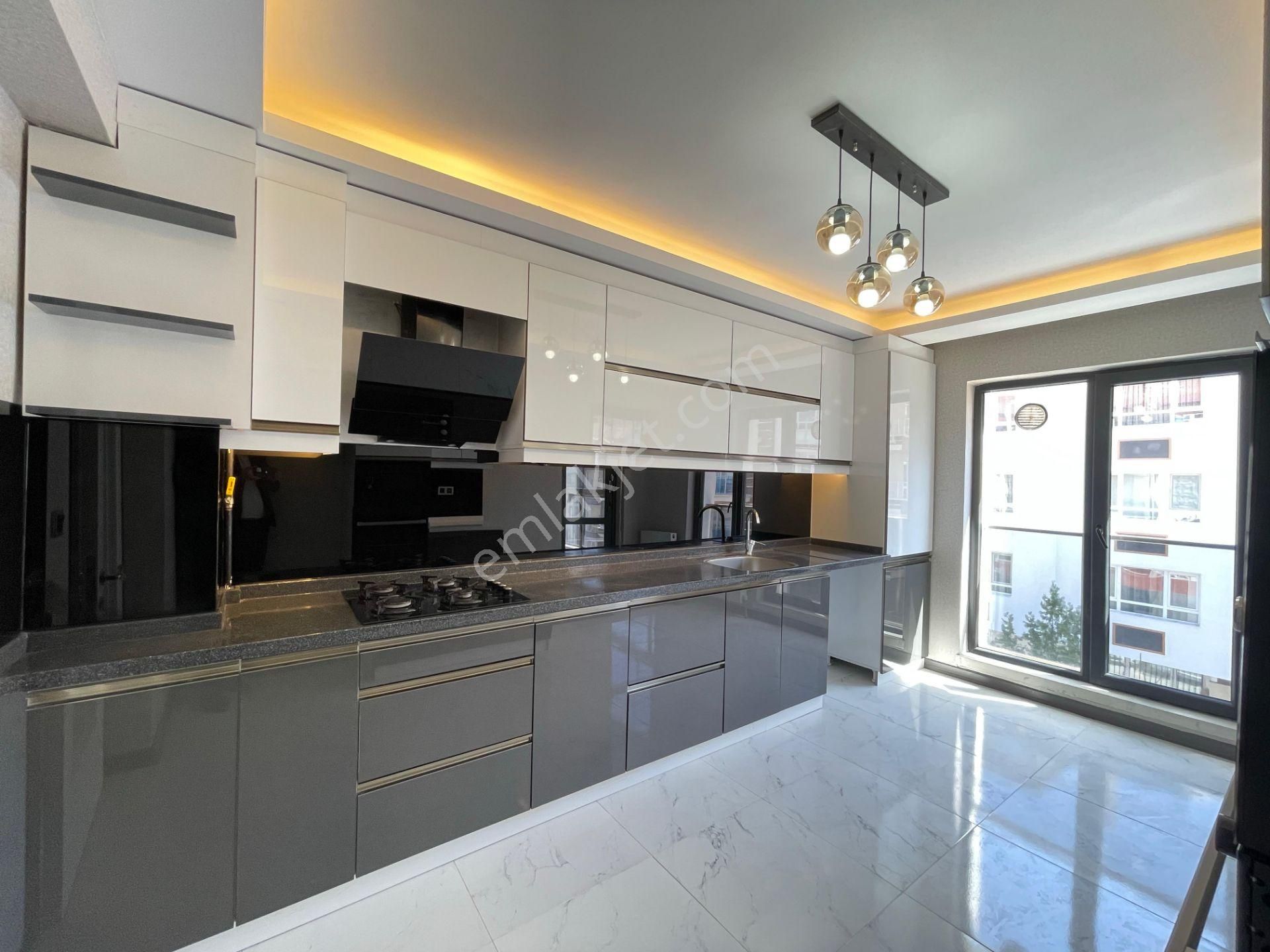 Kuşcağız'da Yeni Bina Asansörlü Giyinme Odalı Çift Banyolu Full Yapılı 4+1