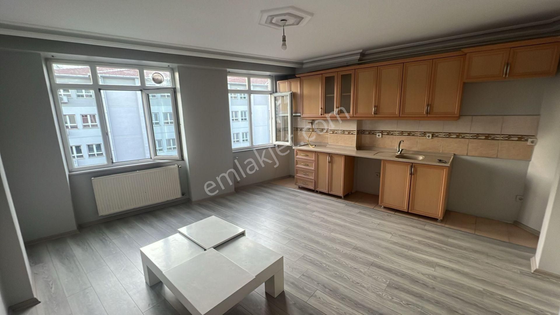 Kağıthane Merkezde İçi Yenilenmiş 2+1 Balkonlu Şık Daire