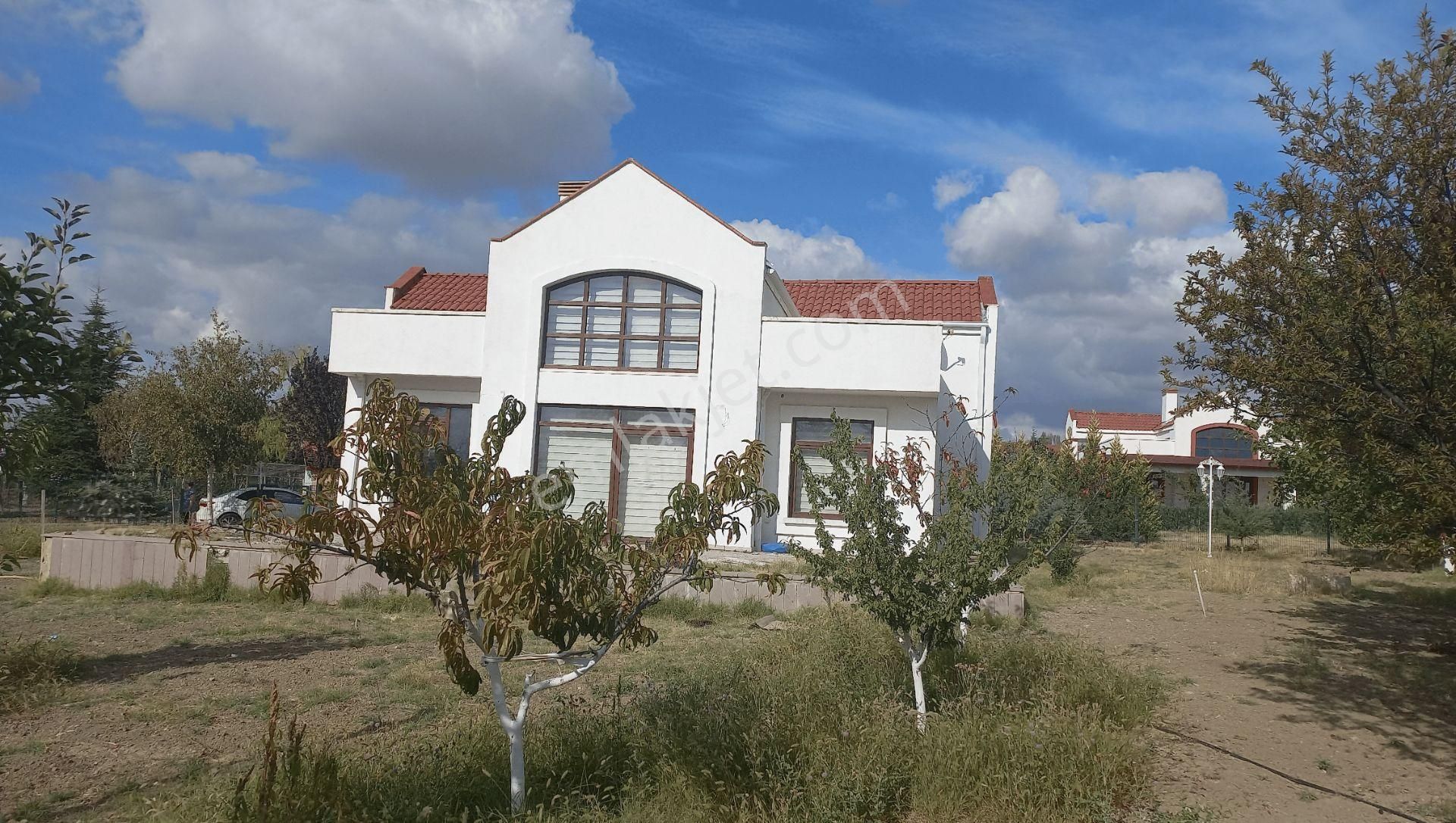 Site İçinde, Arsası İle Birlikte Satılık Villa (2.250 M2 Arsa Üzerinde)
