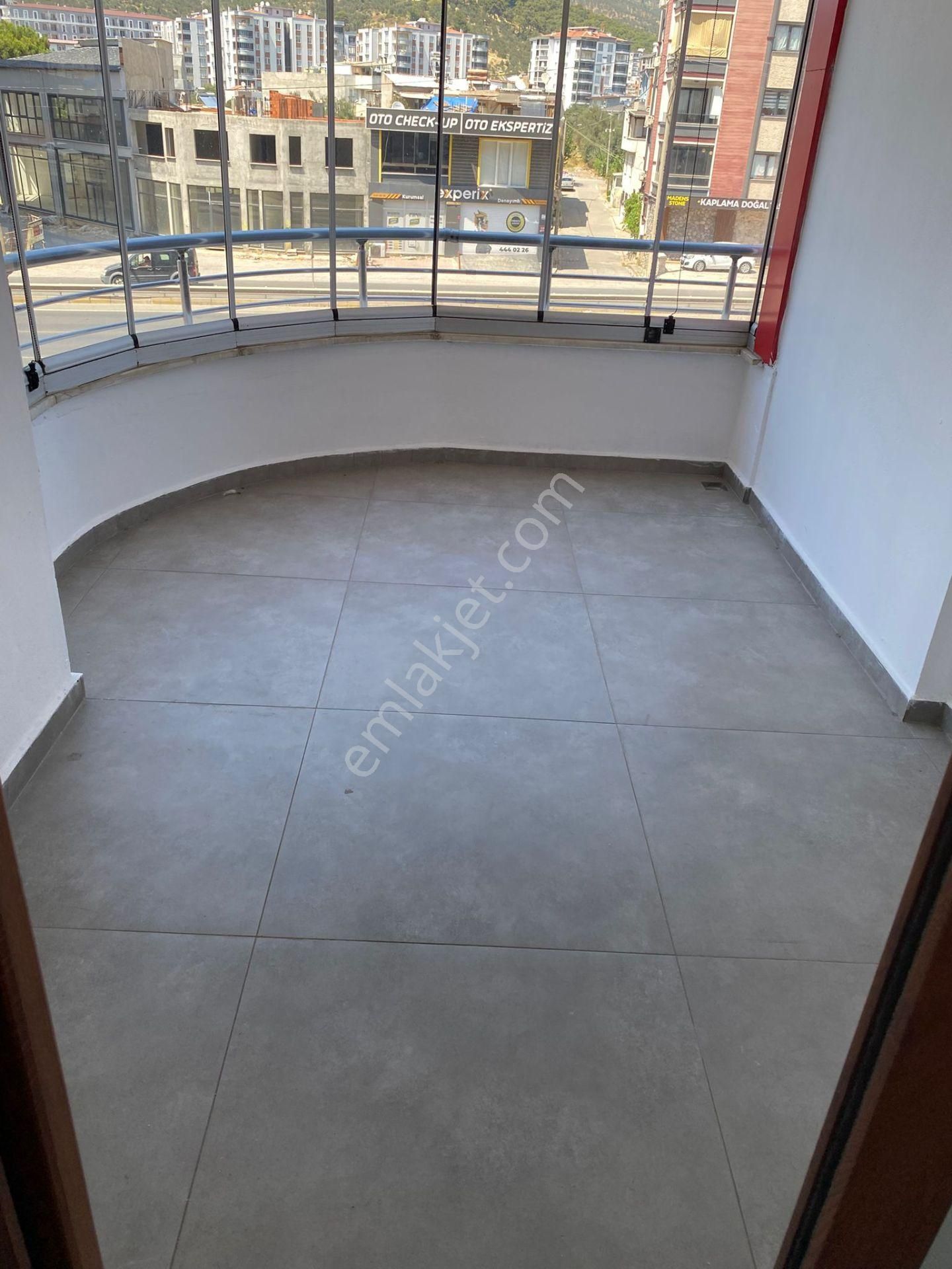 Edremit Merkezde 3+1 145 M², Asansörlü, Yenilenmiş Ve Ebeveyn Banyolı Daire - Görsel 3