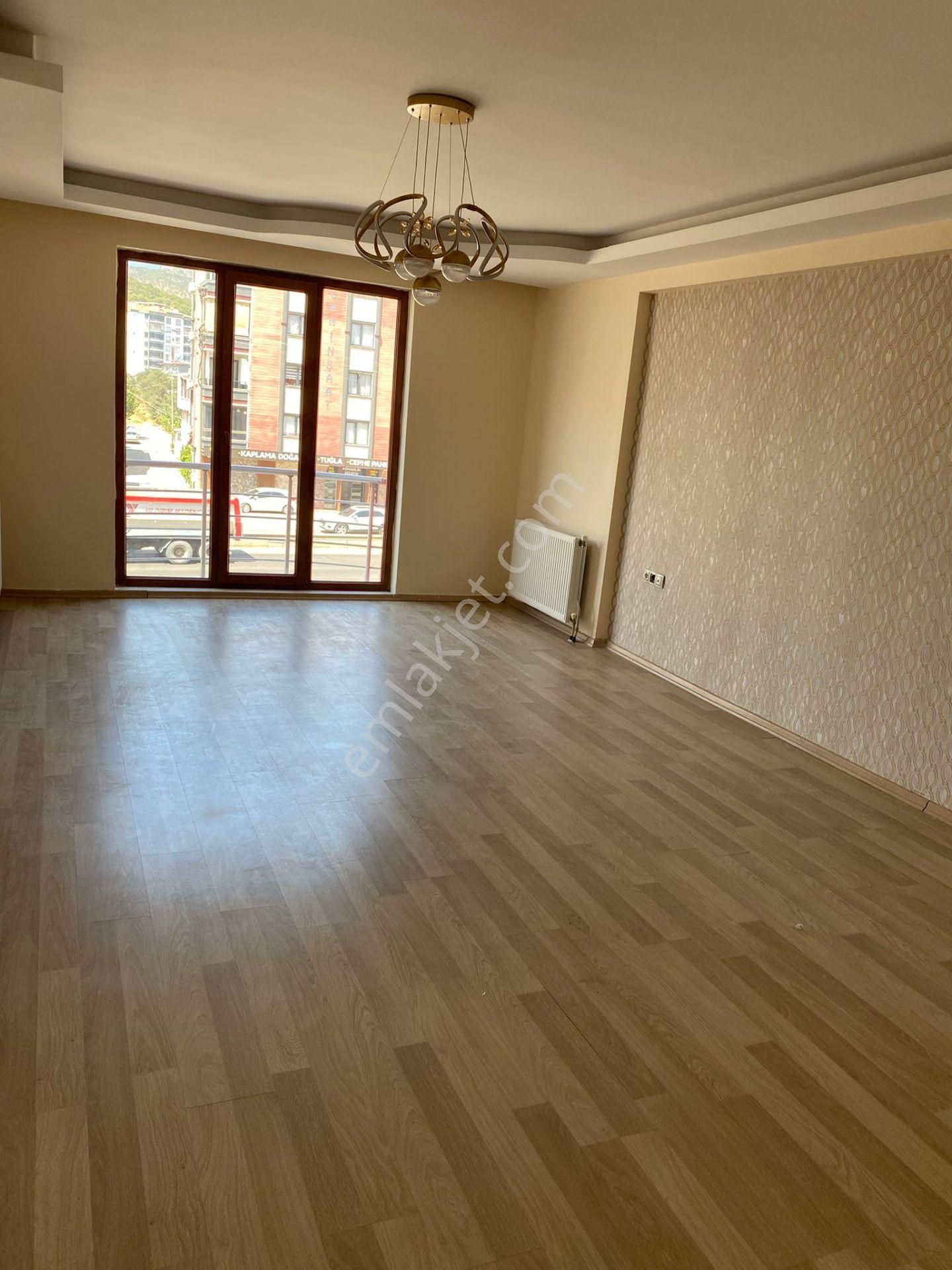 Edremit Merkezde 3+1 145 M², Asansörlü, Yenilenmiş Ve Ebeveyn Banyolı Daire - Görsel 24