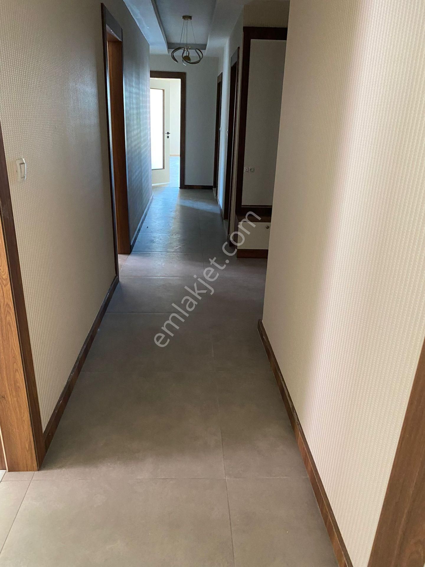 Edremit Merkezde 3+1 145 M², Asansörlü, Yenilenmiş Ve Ebeveyn Banyolı Daire - Görsel 15