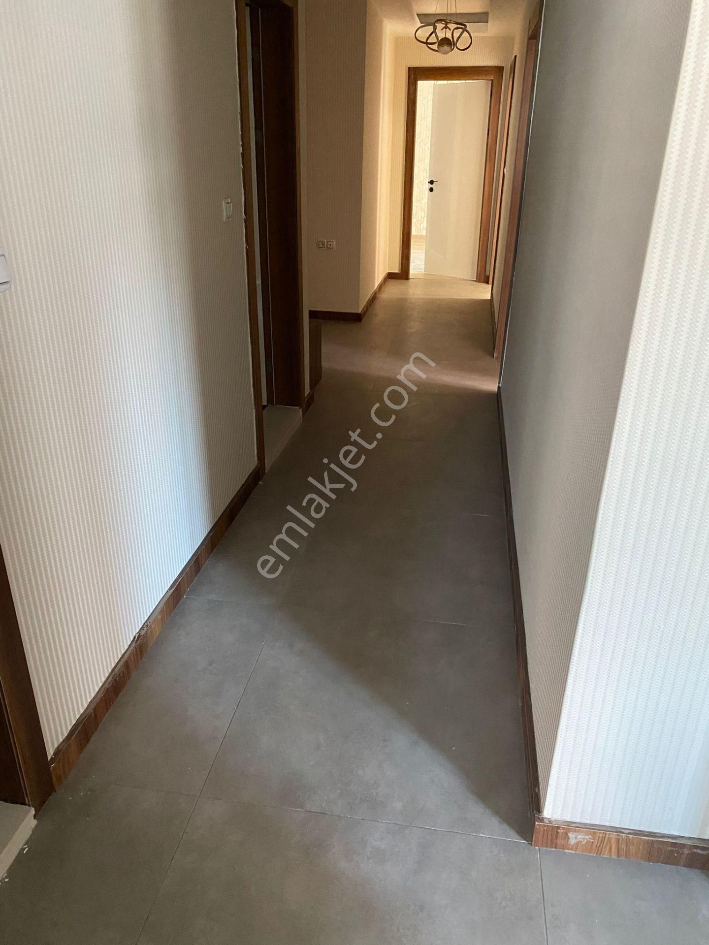 Edremit Merkezde 3+1 145 M², Asansörlü, Yenilenmiş Ve Ebeveyn Banyolı Daire - Görsel 14