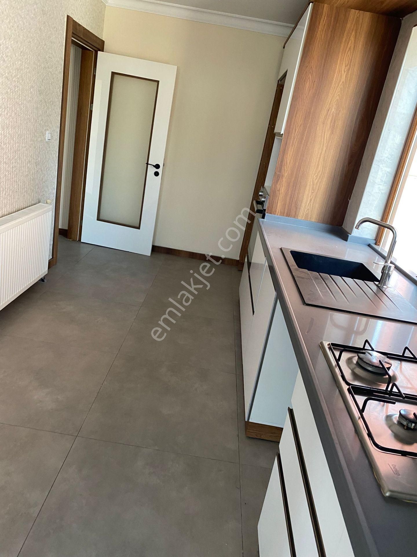 Edremit Merkezde 3+1 145 M², Asansörlü, Yenilenmiş Ve Ebeveyn Banyolı Daire - Görsel 5