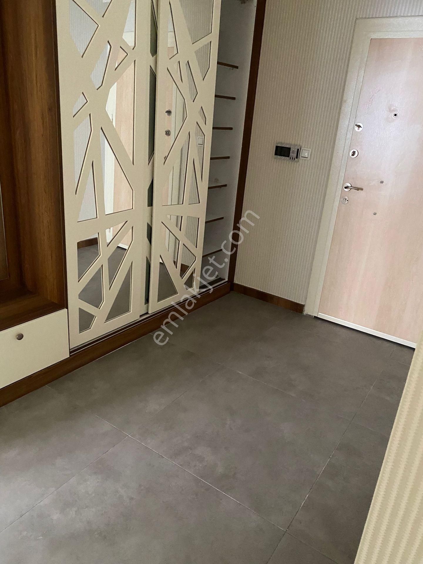 Edremit Merkezde 3+1 145 M², Asansörlü, Yenilenmiş Ve Ebeveyn Banyolı Daire - Görsel 20