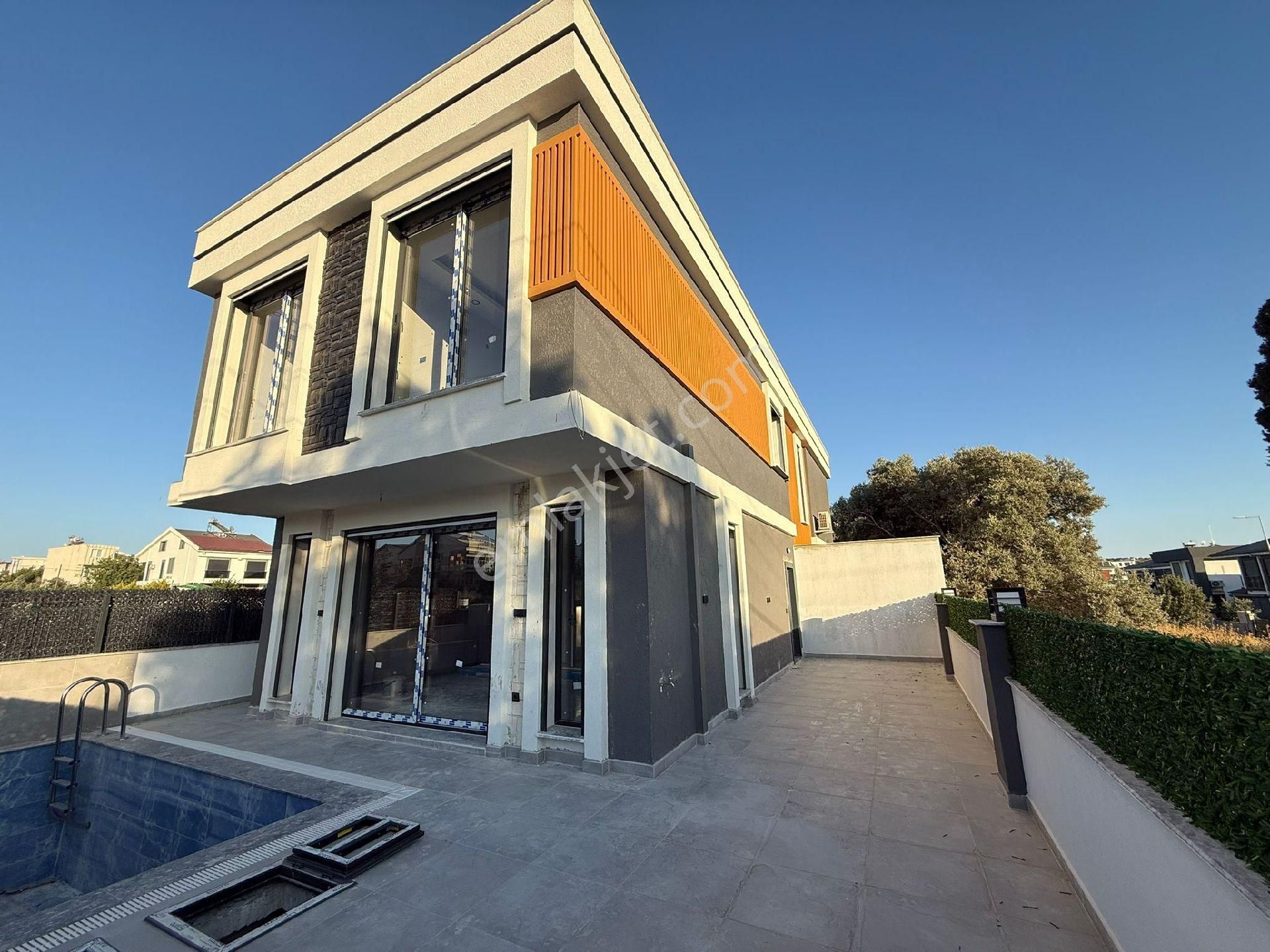 Didim Hisar Mahallesi'nde Satılık Havuzlu Villa