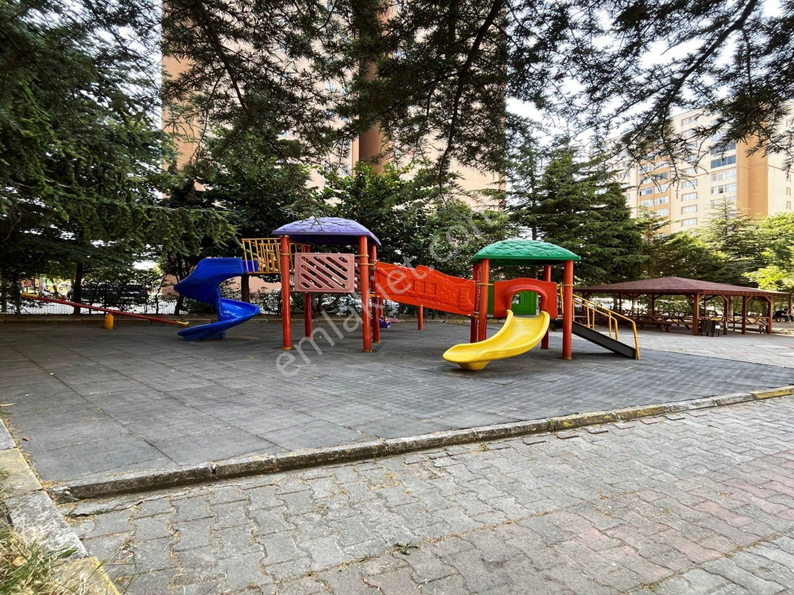 Nes Yapıdan Beylikdüzü Cumhuriyette Site İçerisinde Geniş M2 Ara Kat Daire