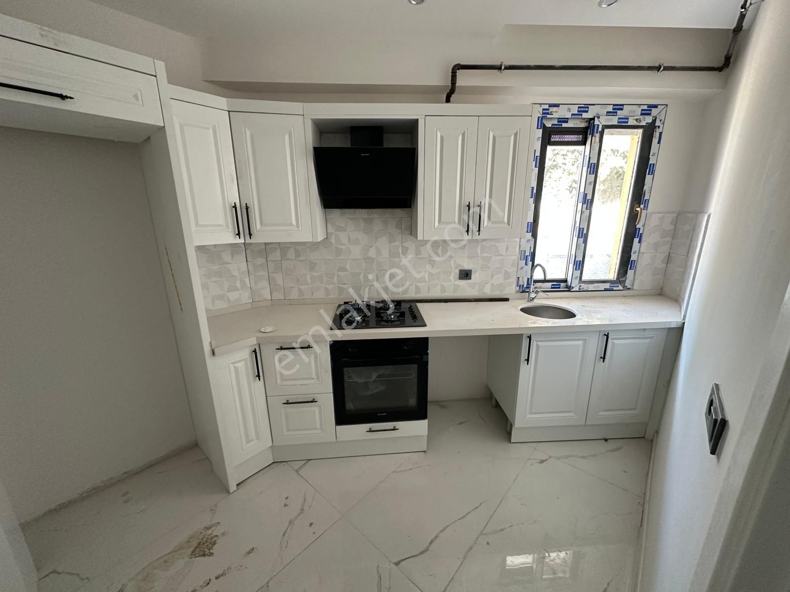 Zeki Emlak'tan Muradiye'de Site İçinde 1+1 Kapalı Mutfak Kiralık Daire