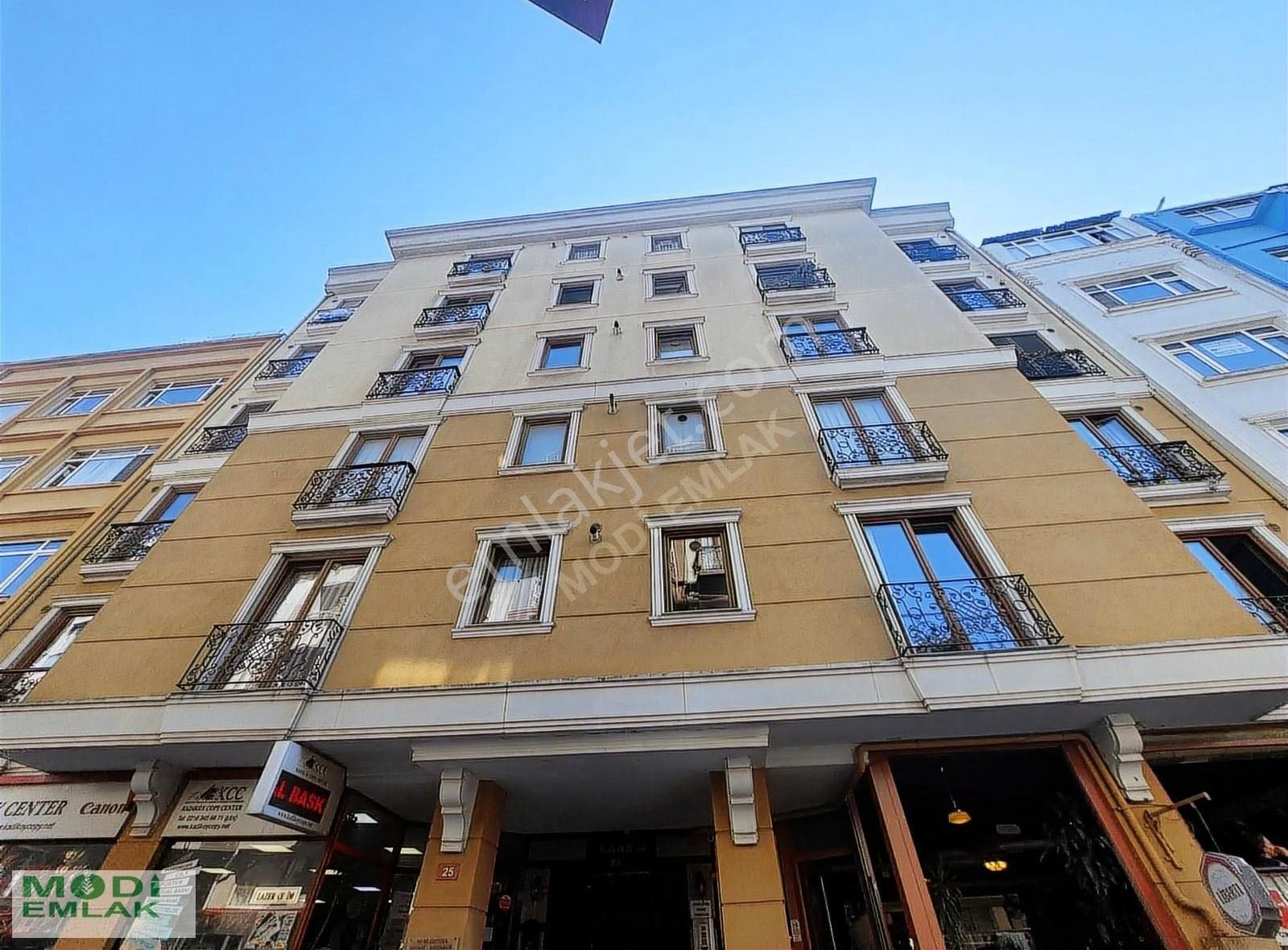 Moda Sahile Yakın Asansörlü Otoparklı Satılık 3+1 Ofis Daire