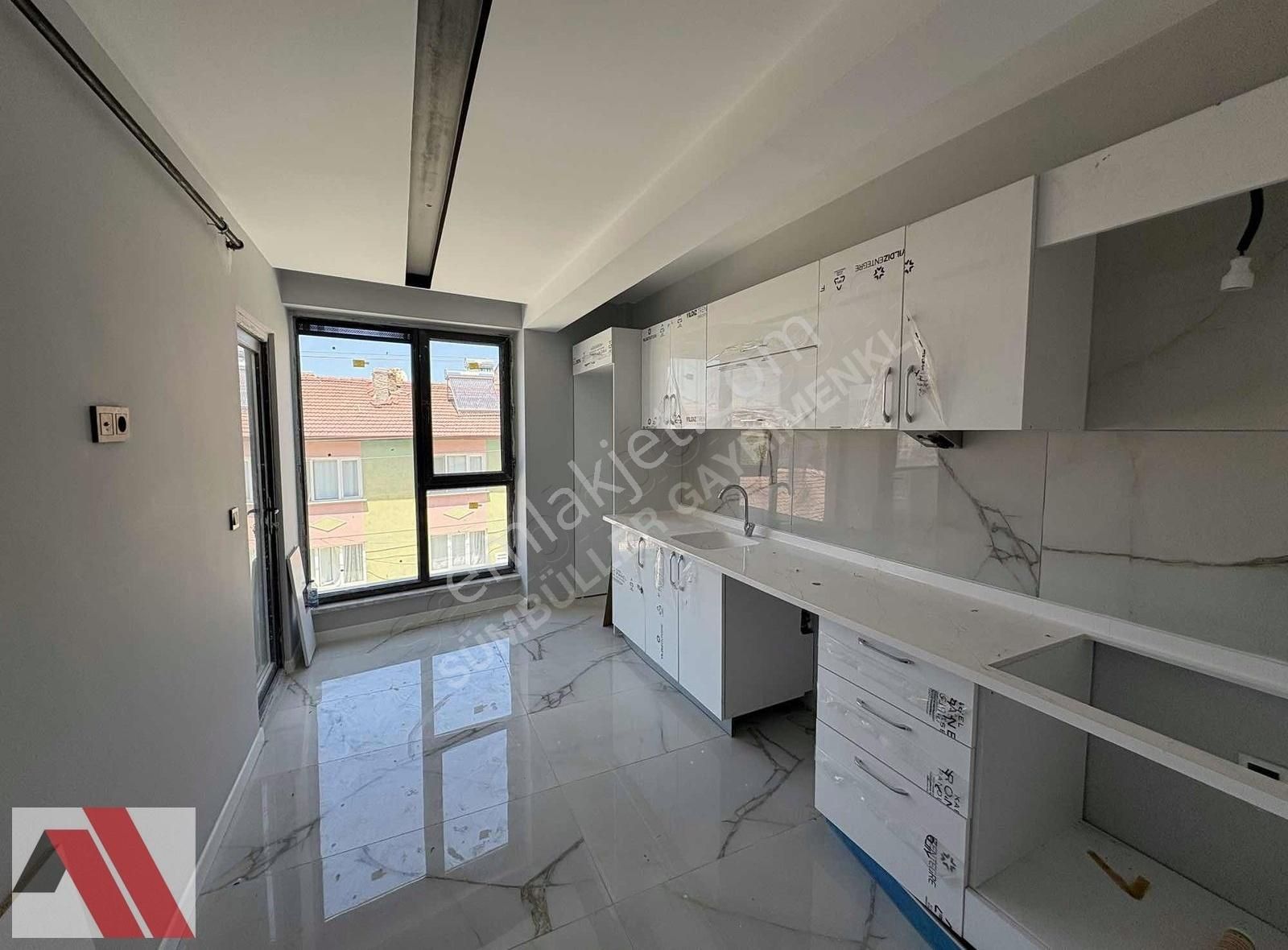 Sümbüller'den Cadde Yakını Köşe Konumda Arakat Lüx 2+1 Daire
