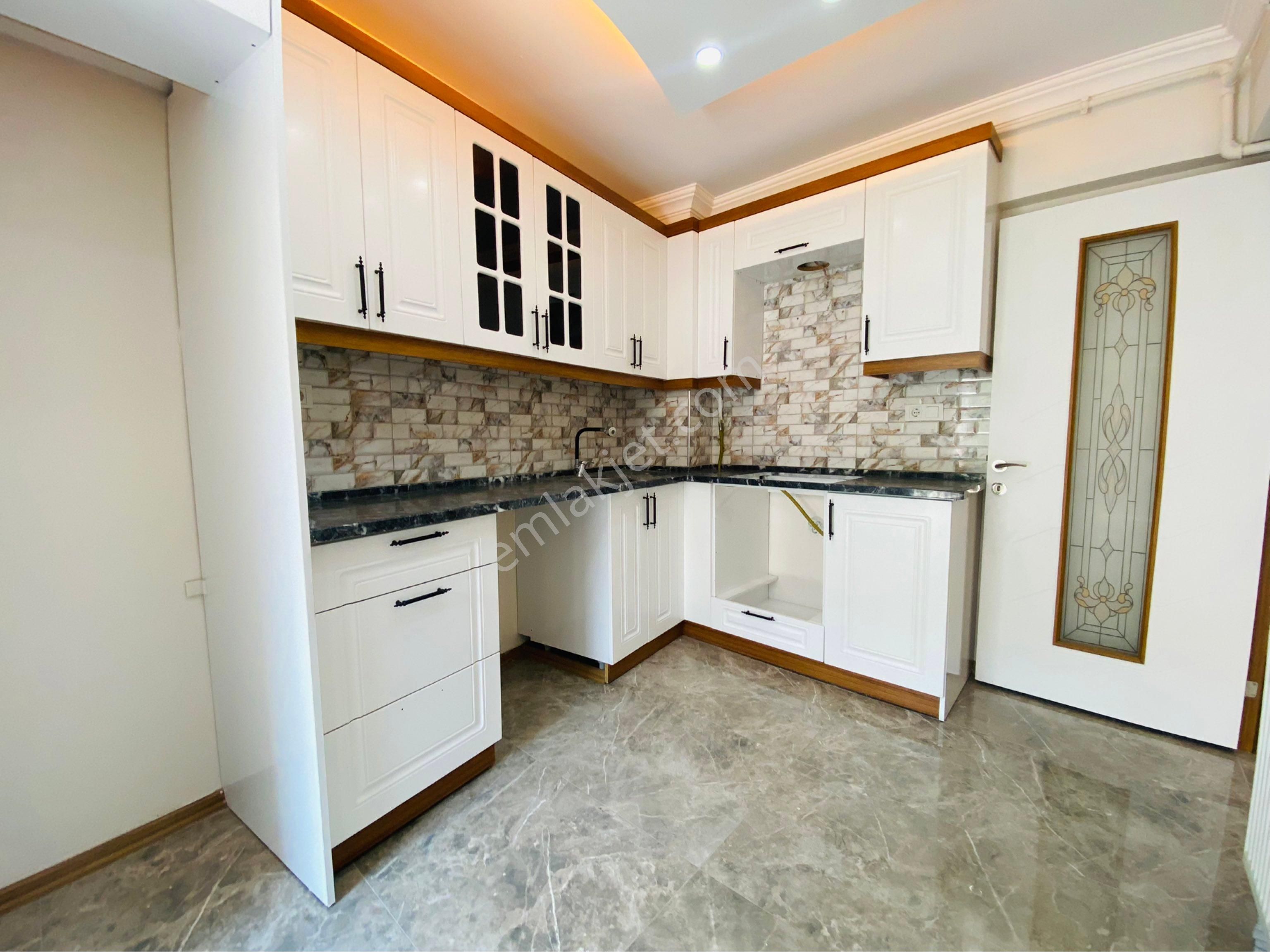 Alaybey Mahallesin’de 3+1 Cadde Üstü Full Lüks Ara Kat Fırsatı