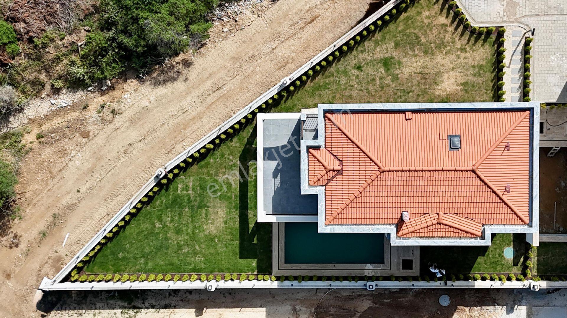 Davutlar’da Denize Giden İlk Yol Üzerinde Köşe Konumlu Villa - Görsel 4
