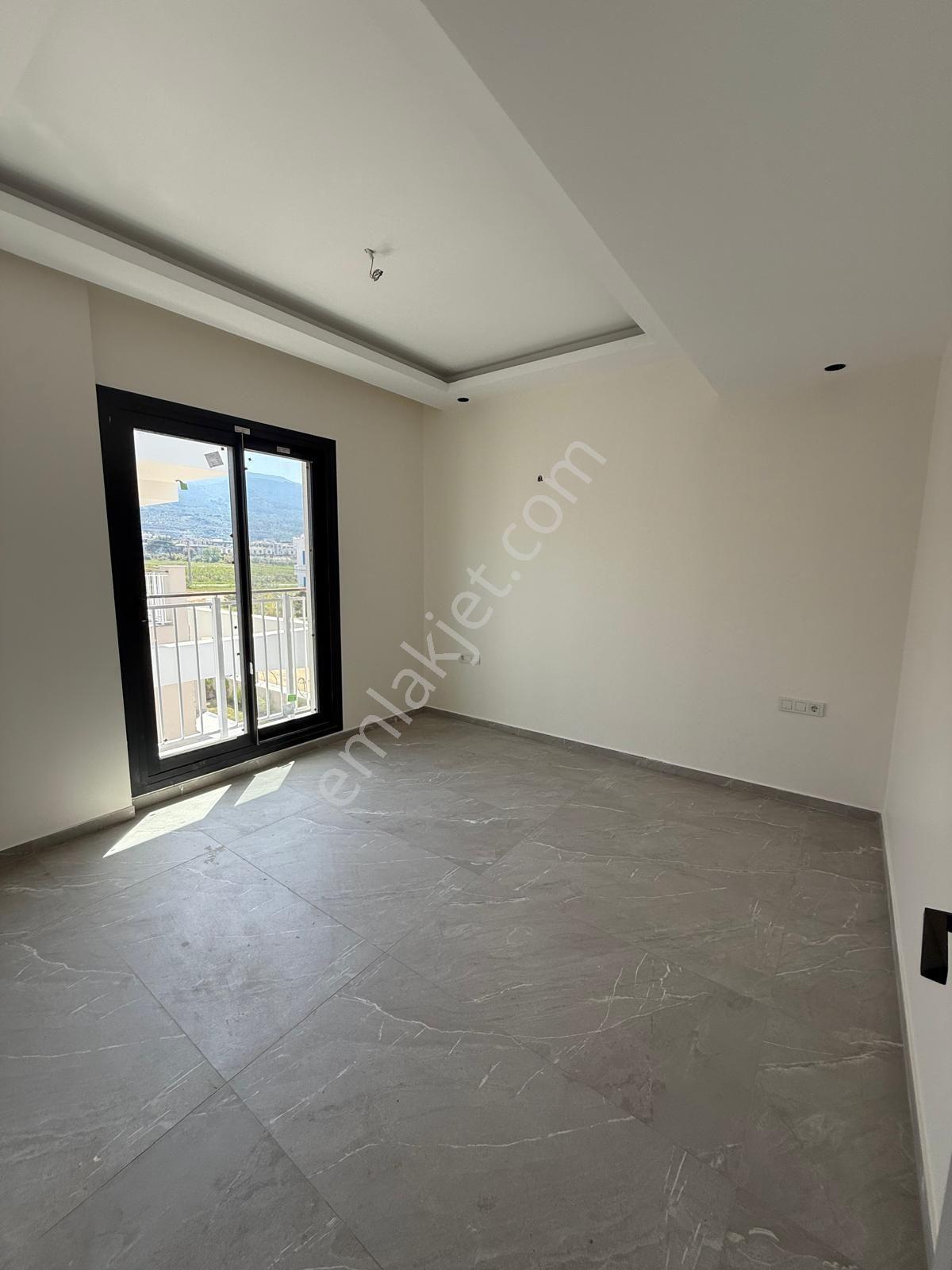 Davutlar’da Denize Giden İlk Yol Üzerinde Köşe Konumlu Villa - Görsel 24