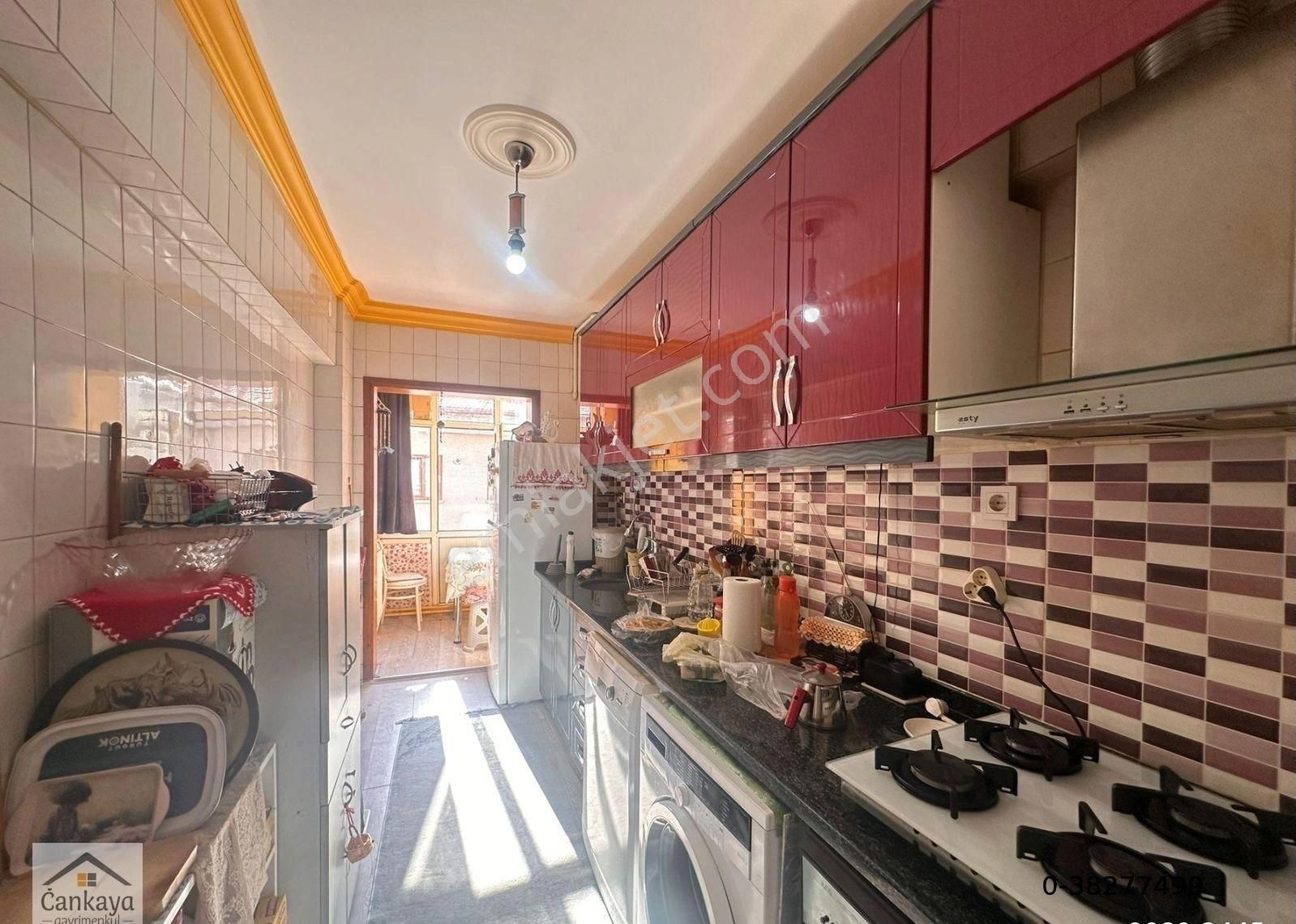 Çankaya Gayrimenkulden Dikmen Caddesi Yanı Bankalar Durağında Orta Katta Köşe Başında 3+1 Kombili