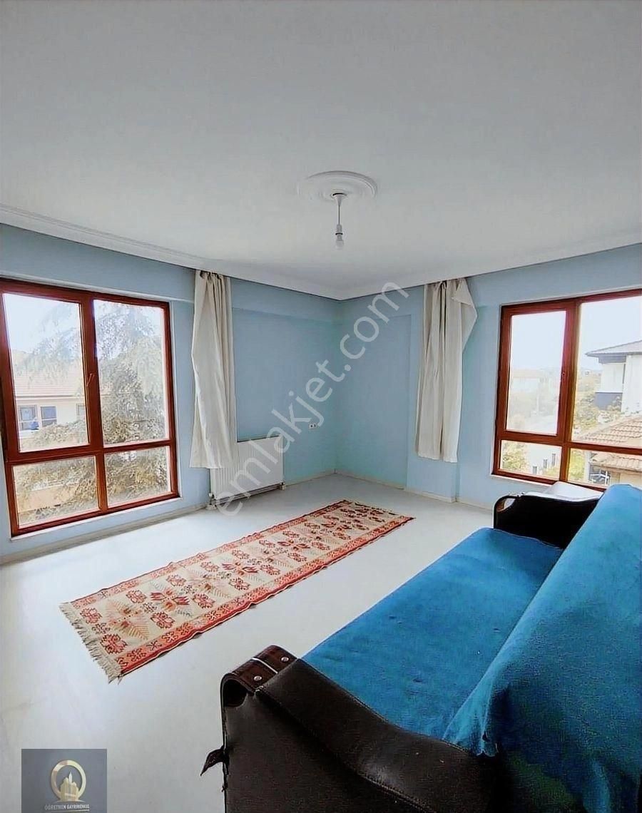 Öğretmen'den Acile Çok Yakın Konumda Ayrı Mutfak Kiralık 2+1
