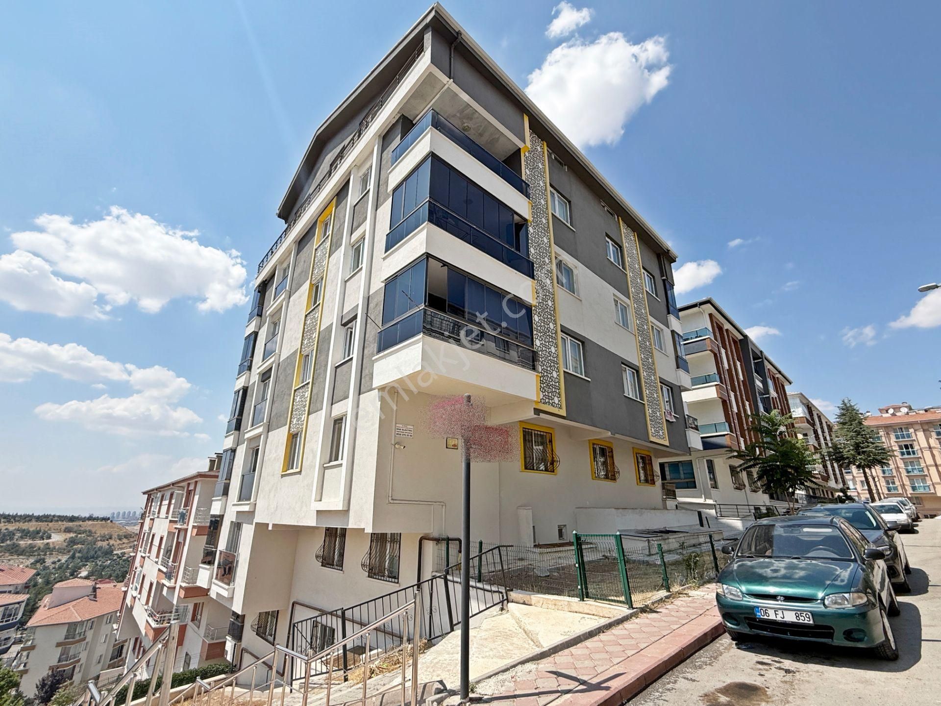 3+1 Orta Kat Cephesi Açık Yeşil Alan Manzaralı 2 Cam Balkonlu