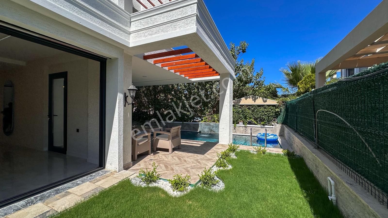 Kuşadası Merkezde Özel Havuzlu Satılık 4+1 Lüks Villa
