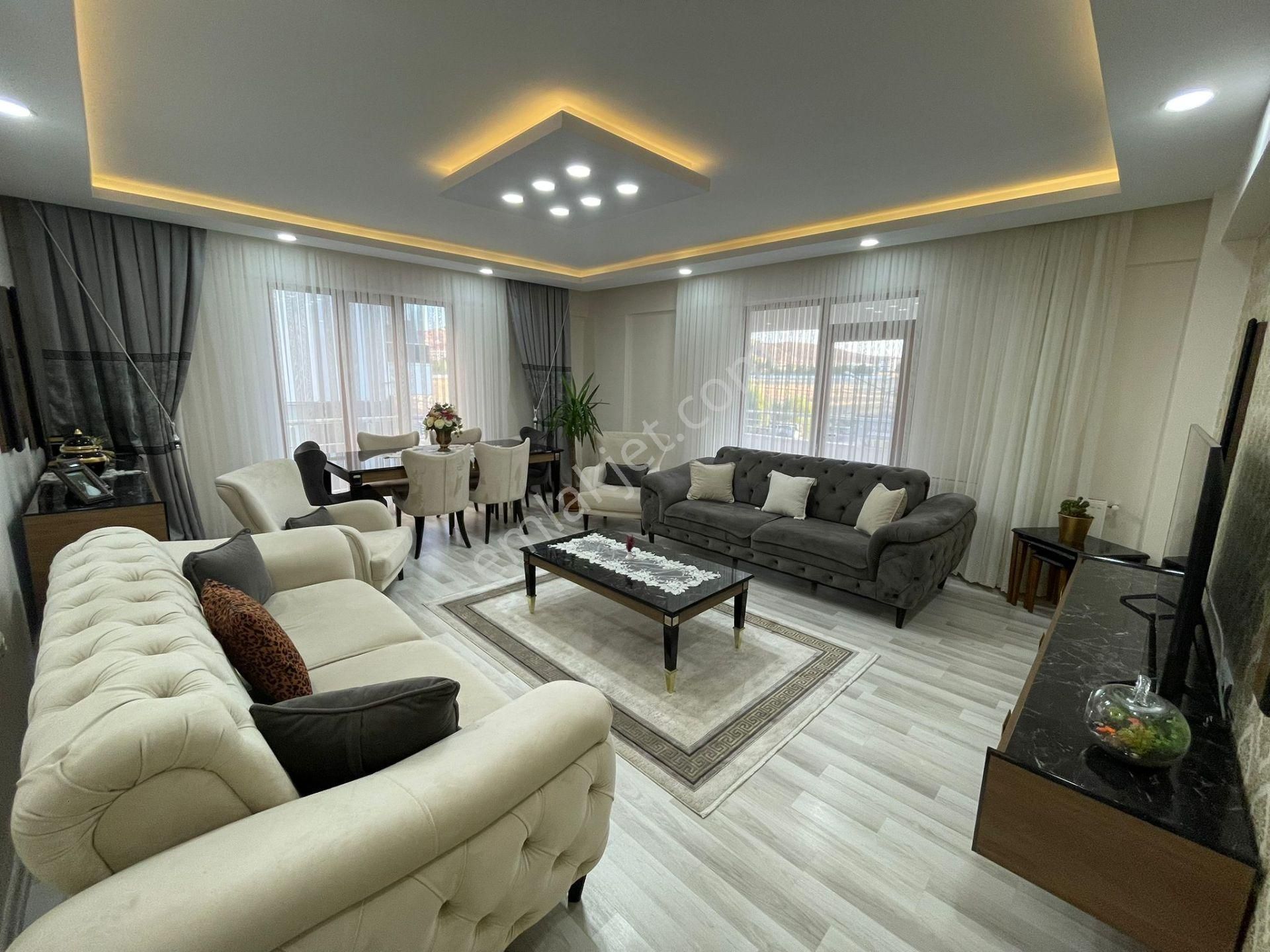 Mevsim Gayrimenkulden Ataşehir'de Satılık 4+1 Lüks Daire