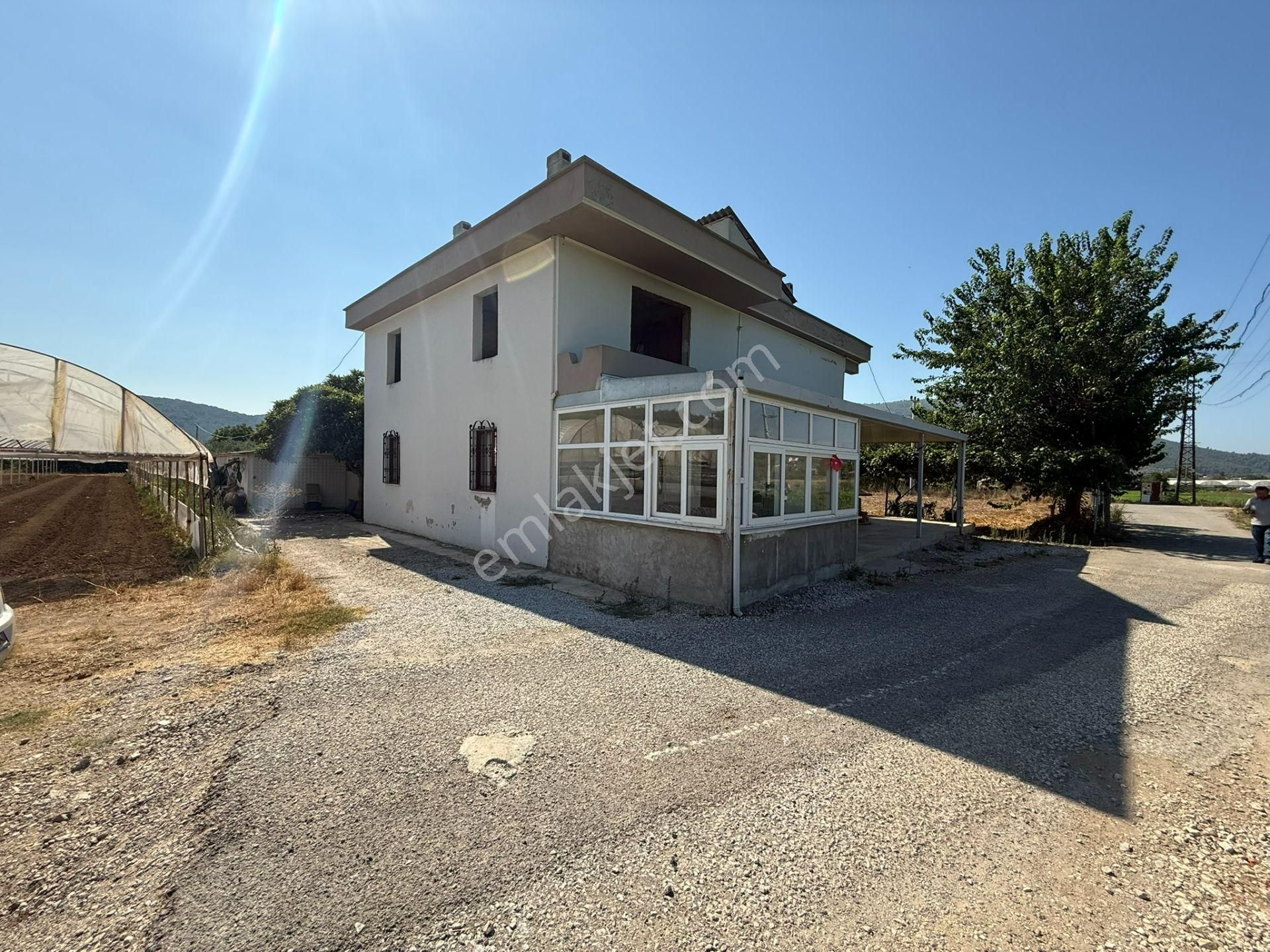 Menderes'te Satılık Tarla Ve Müstakil Ev