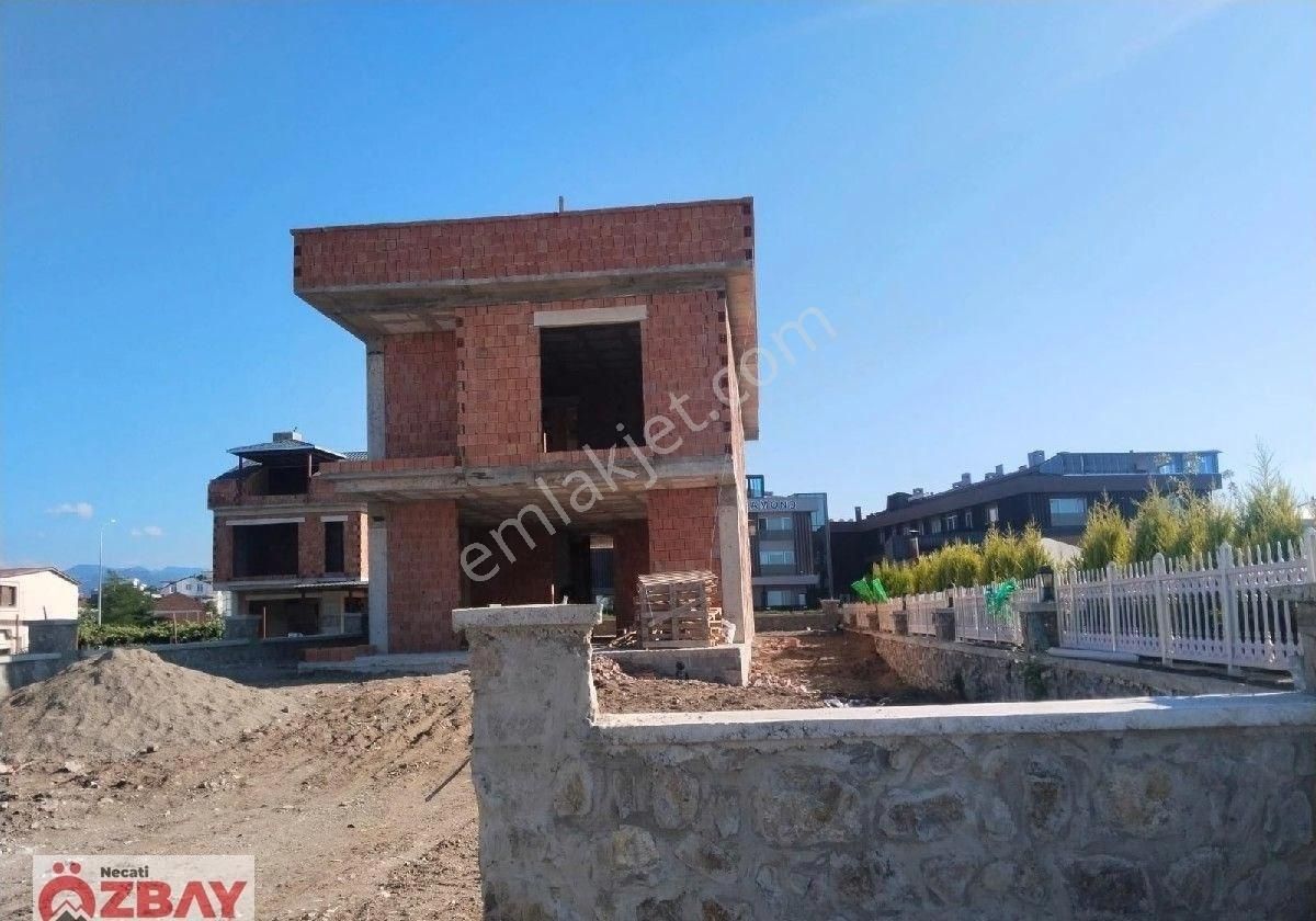 Cumhuriyet Mahallesi'nde Denize Sıfır Satılık Triplex Villa