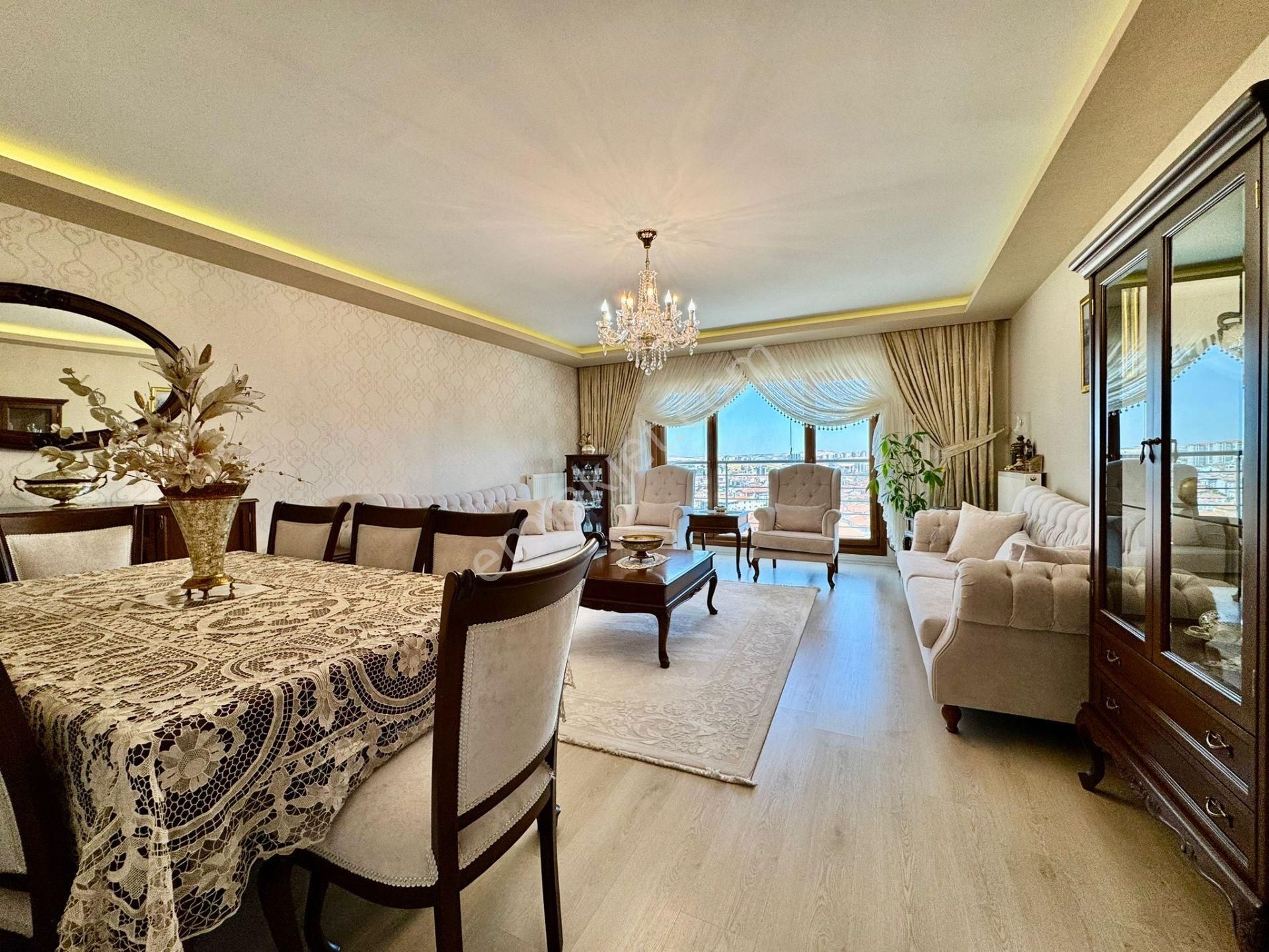 Nasip Emlak'tan Satılık 4+1 Site İçerisinde Çift Banyolu Daire