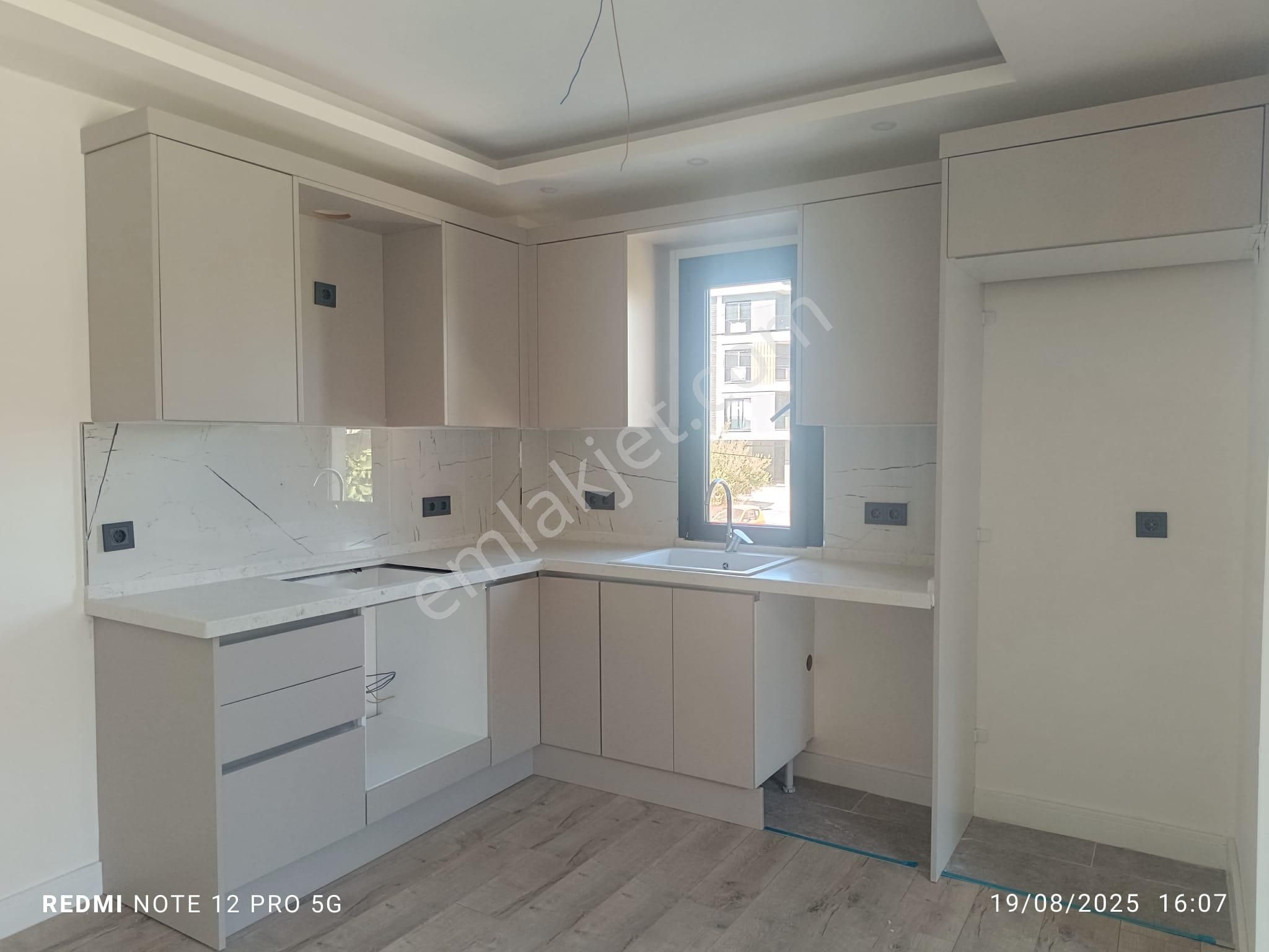 Ön Cephe Asansörlü Ara Kat 2+1 Sürekli Kiralık Daire