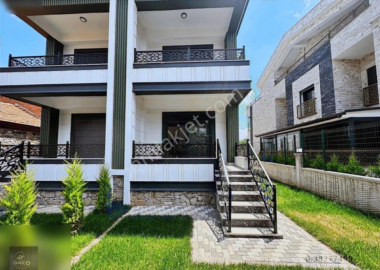 Zeytinli Köyü Villalar Bölgesinde 250 M2 Net Muhteşem 4+1 Villa