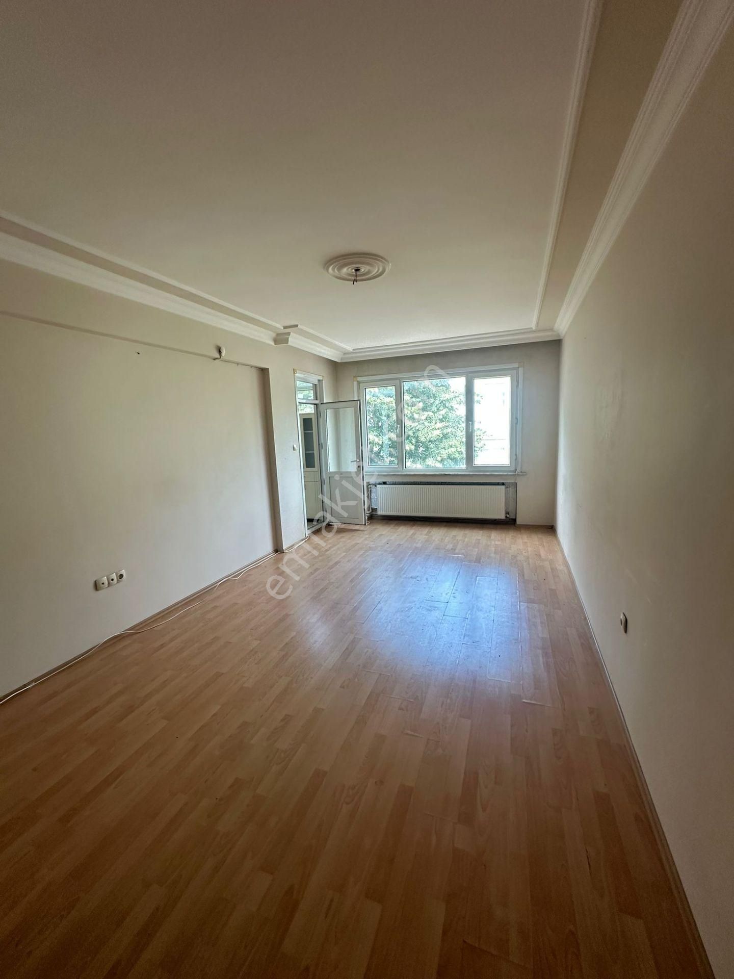 Üsküdar Bağlarbaşında Cadde Üzerinde Açık Otoparklı Metroya 250 Metre 2.kat 2+1 80 M² Kiralık Daire
