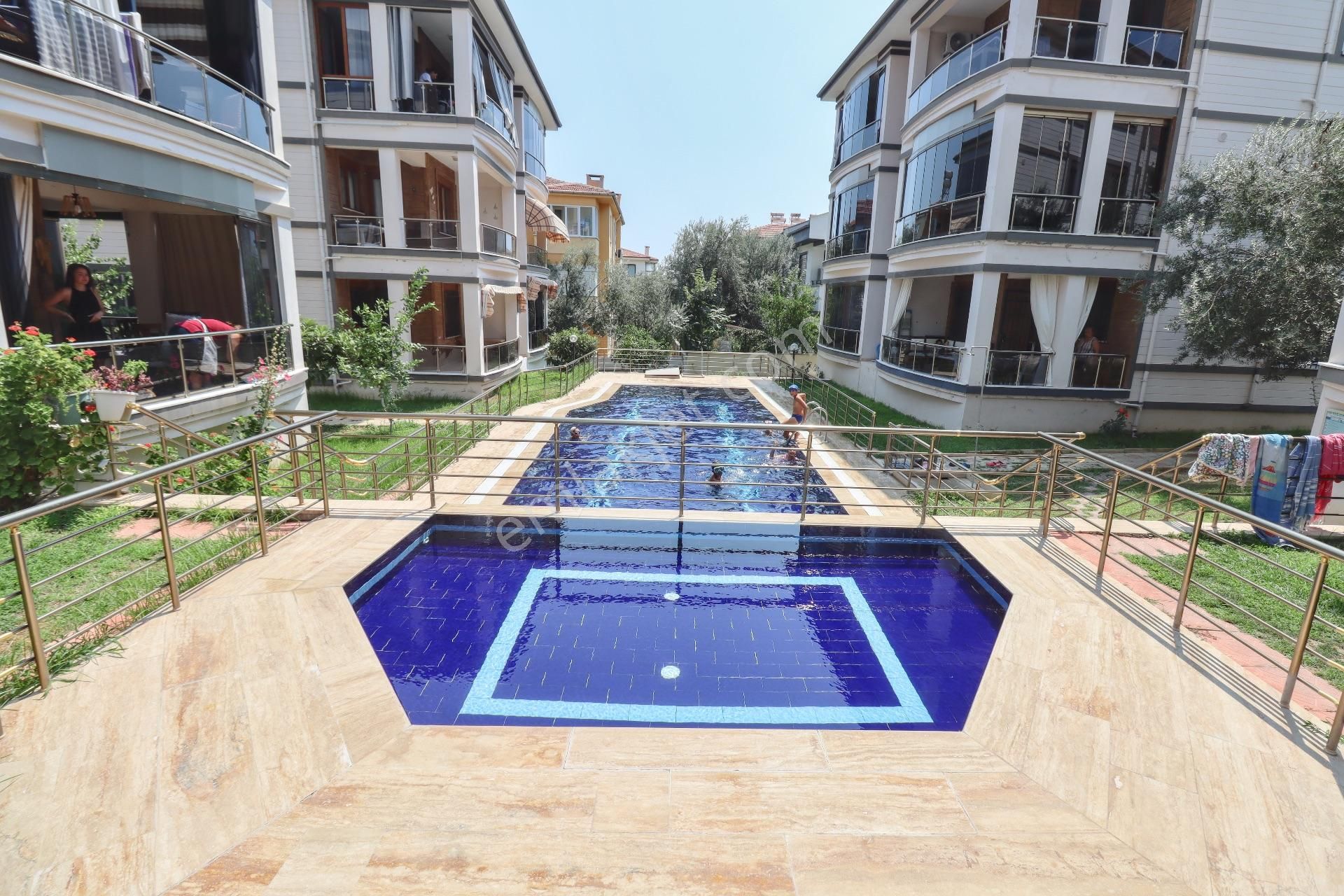 Altınoluk Merkezde Satılık Havuzlu 2+1 Daire