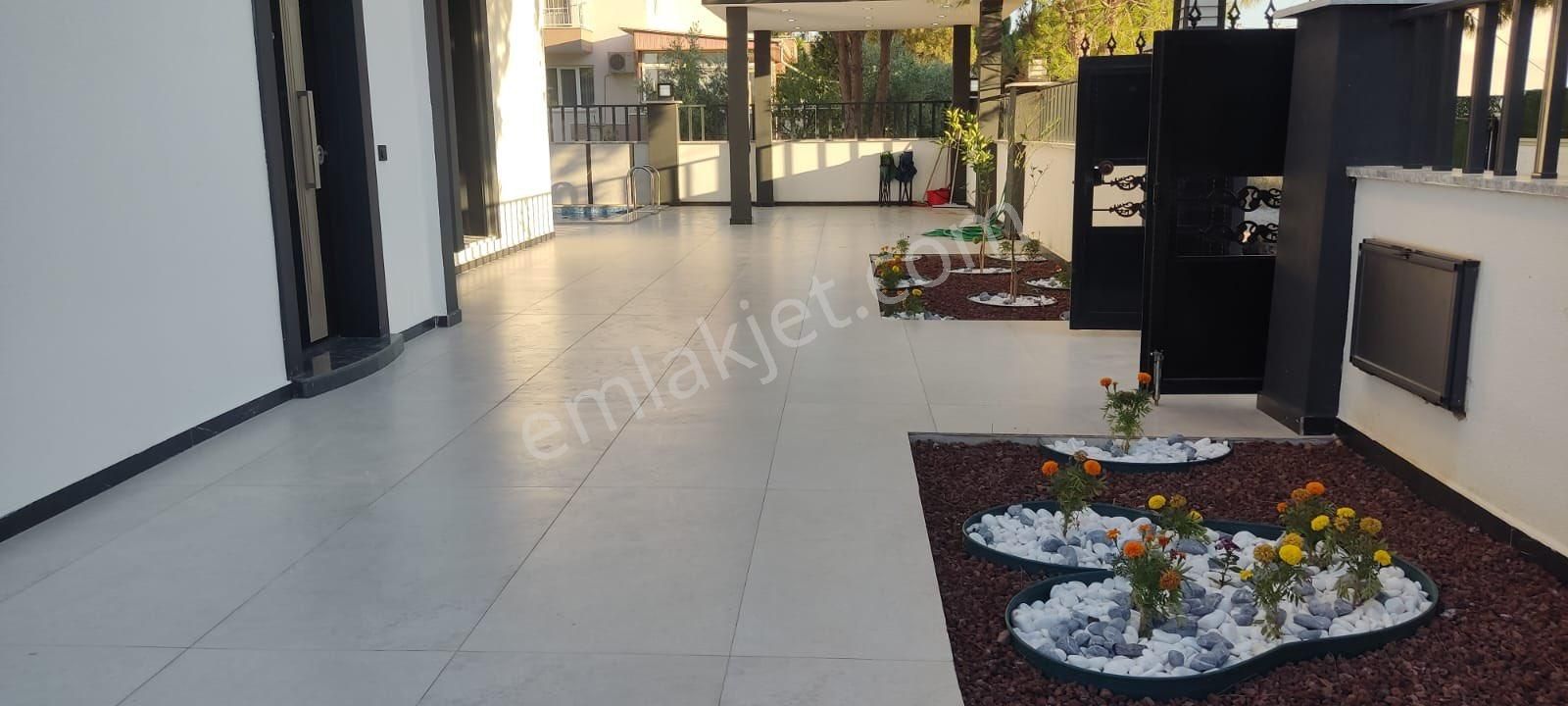 Efelerde 4+1ayrı Mutfak Havuzlu Villa
