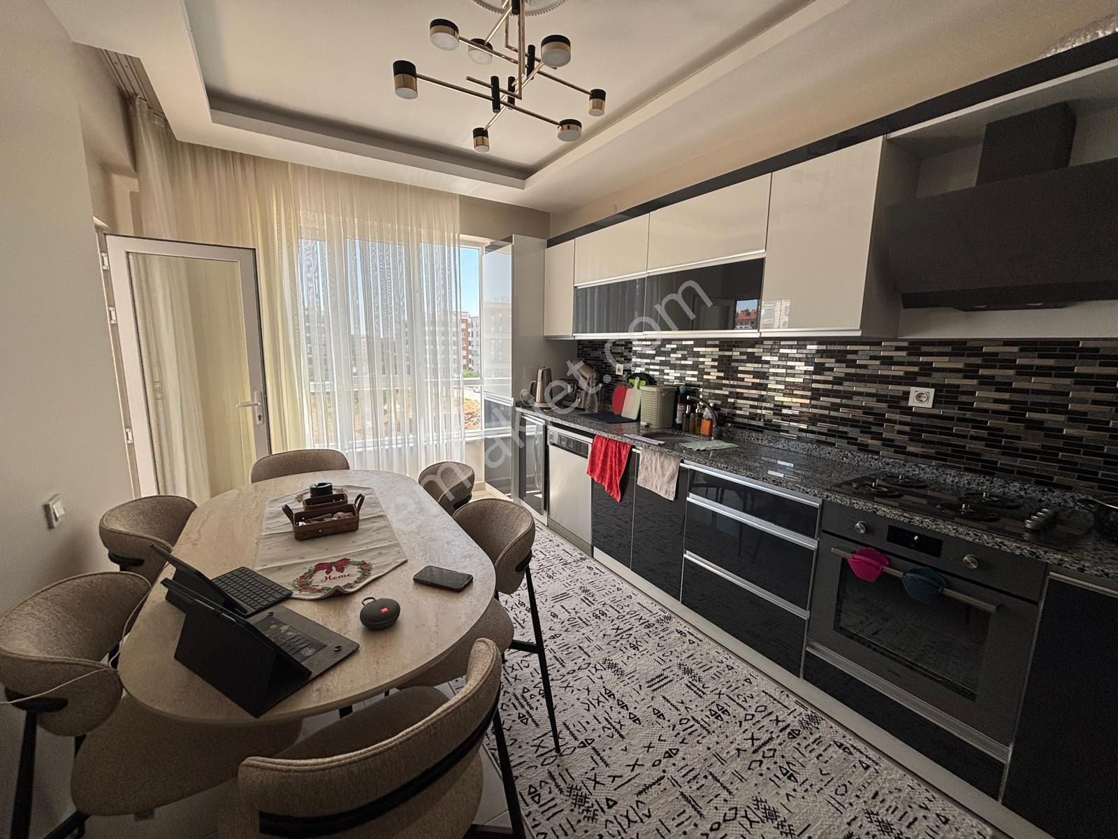 Fetih Cad. Esmira Plaza Yakını Site İçi 3+1 Arakat Satılık Daire