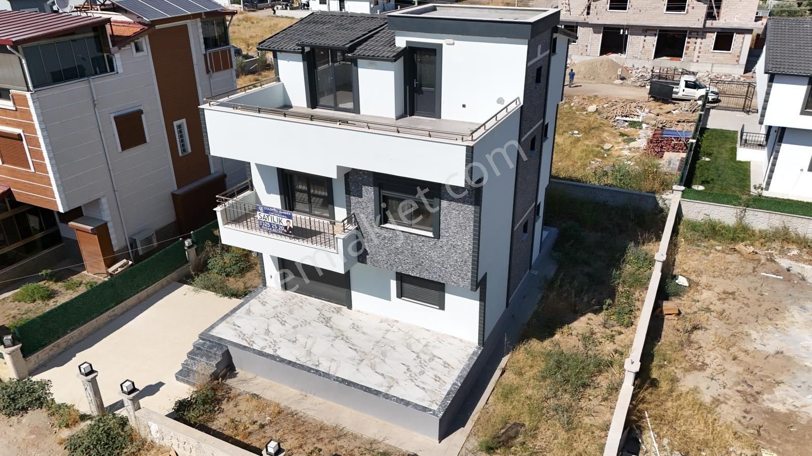 Dikili Cumhuriyet Mah. Çetin Emeç'te Satılık Müstakil 4+1 Villa - Görsel 2