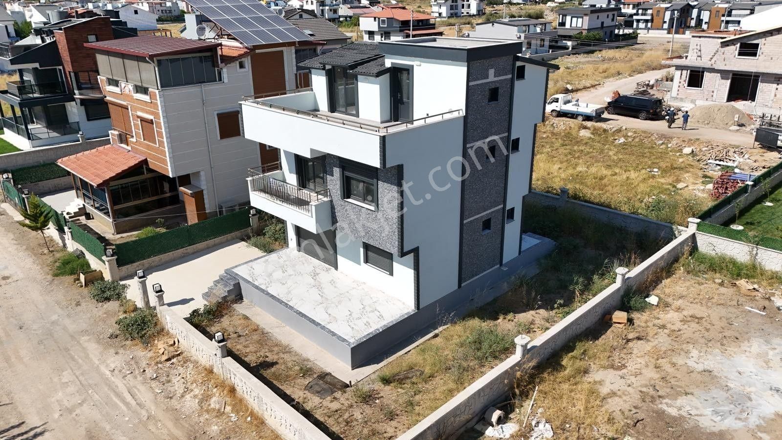 Dikili Cumhuriyet Mah. Çetin Emeç'te Satılık Müstakil 4+1 Villa