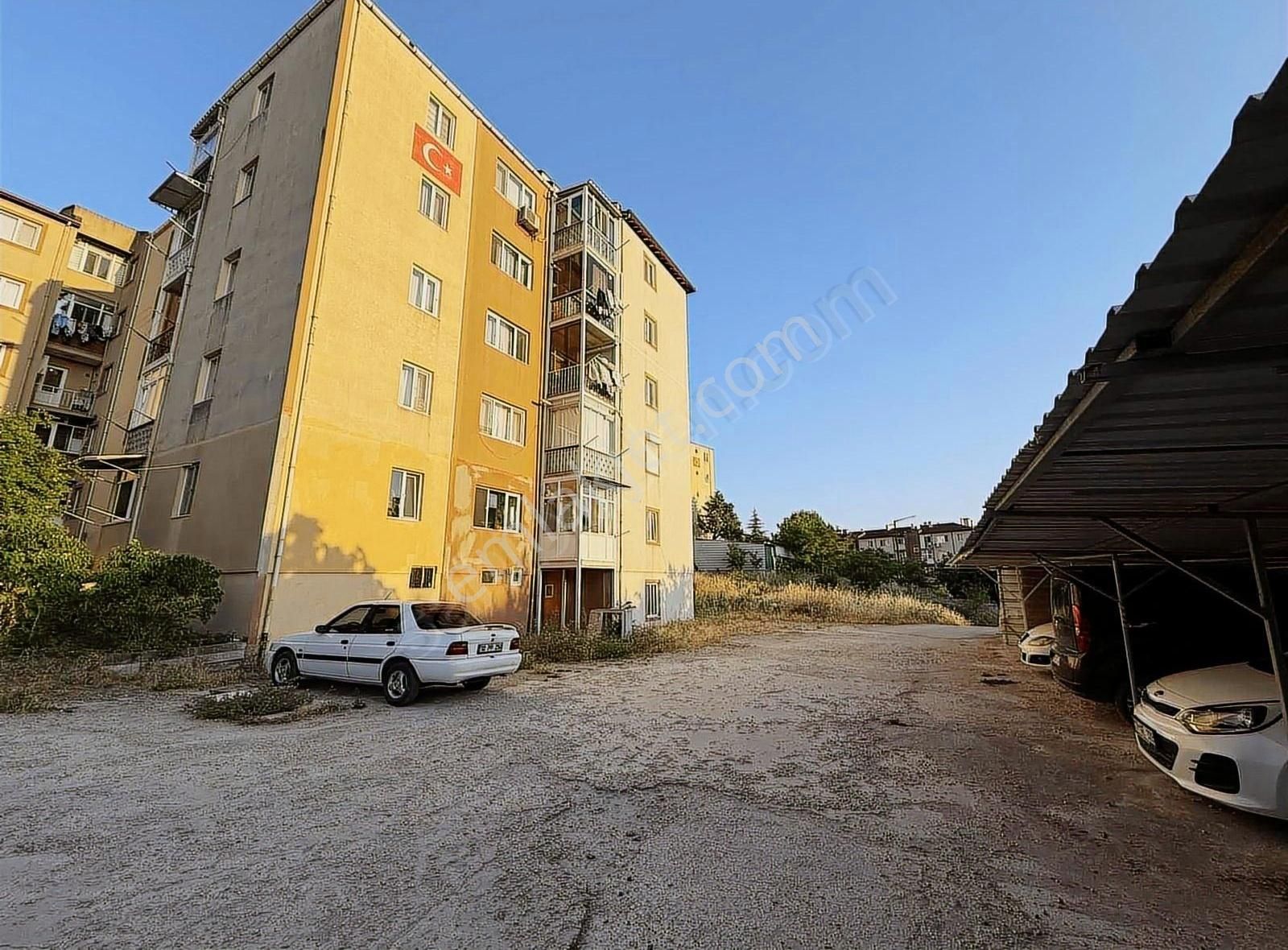 Göçmen Konutlarında Satılık 2+1 Boş Daire