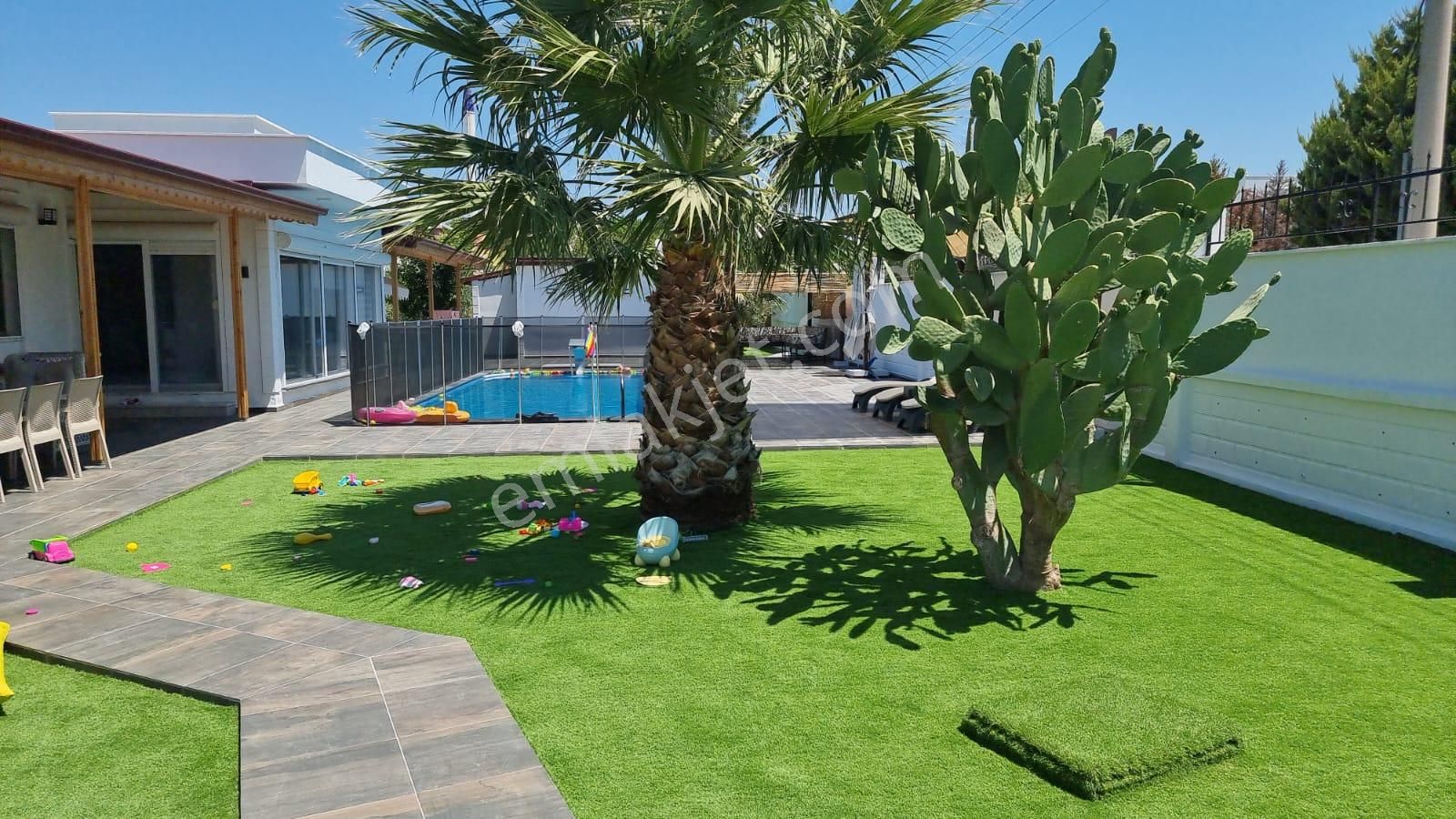 Didimde 1.4 Dönüm İçinde Malikhane Tadında Satılık Villa