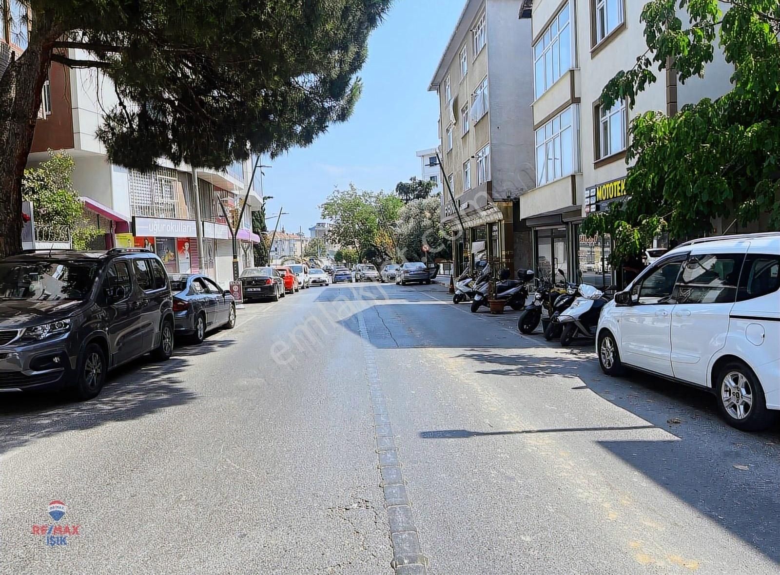 Mithat Paşa Caddesinde,sancak Köprüsüne Yakın, Geniş, Depolu