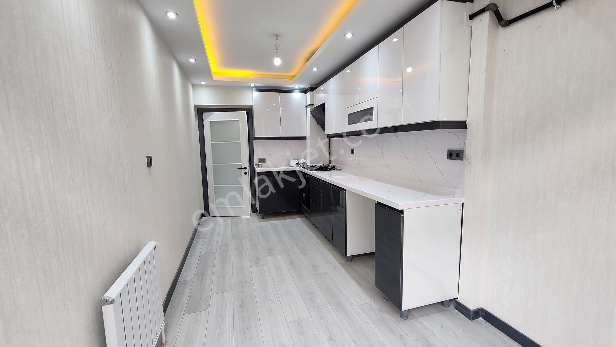 Kalecik Emlak'tan Merkez Mah . 3.kat G. Cephe İçi Yapılı 3+1 130m²