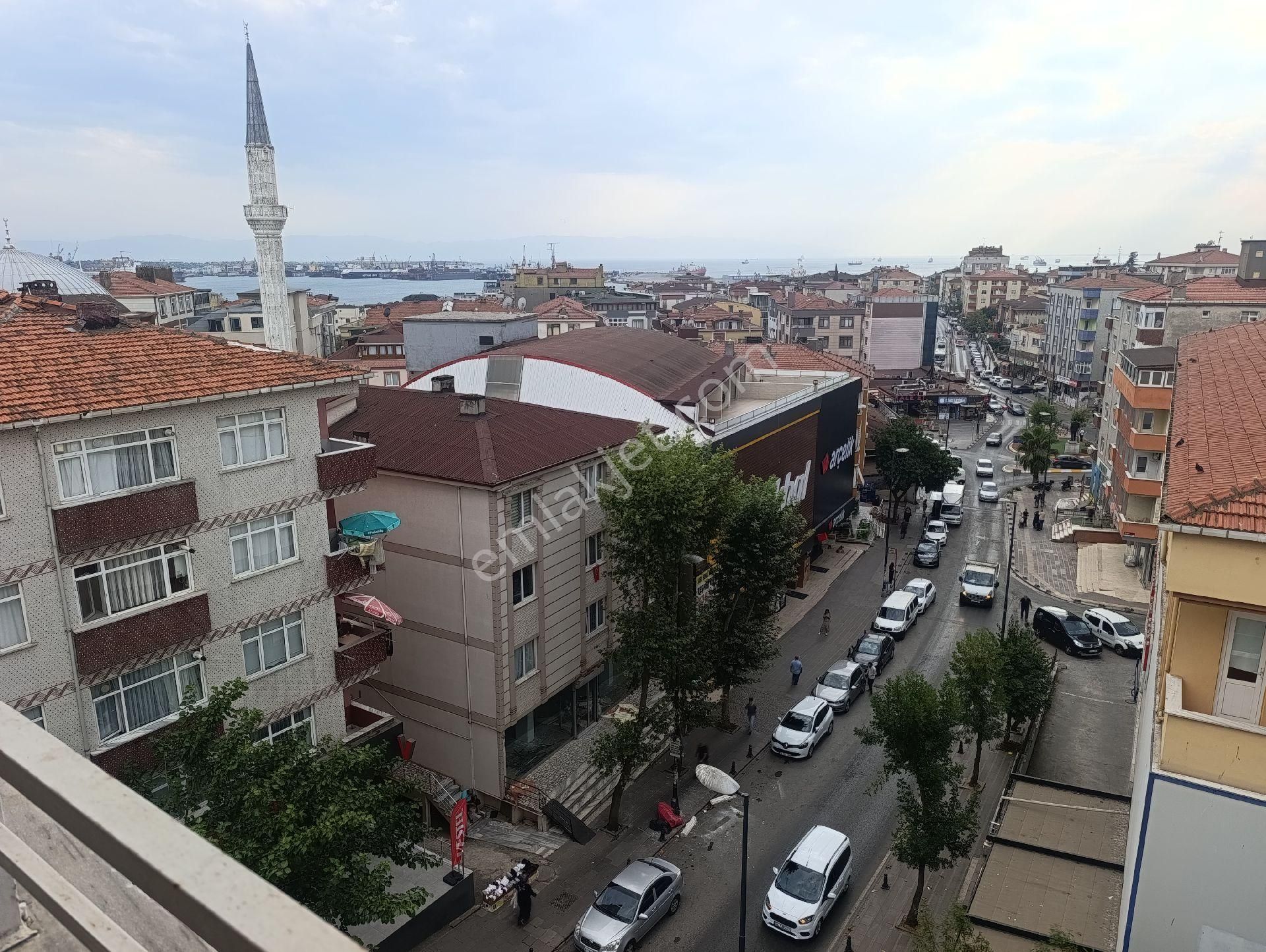 Pendik Güzelyalı"da Merkezde Kiralık 1+1 Eşyalı Teras Kat Daire
