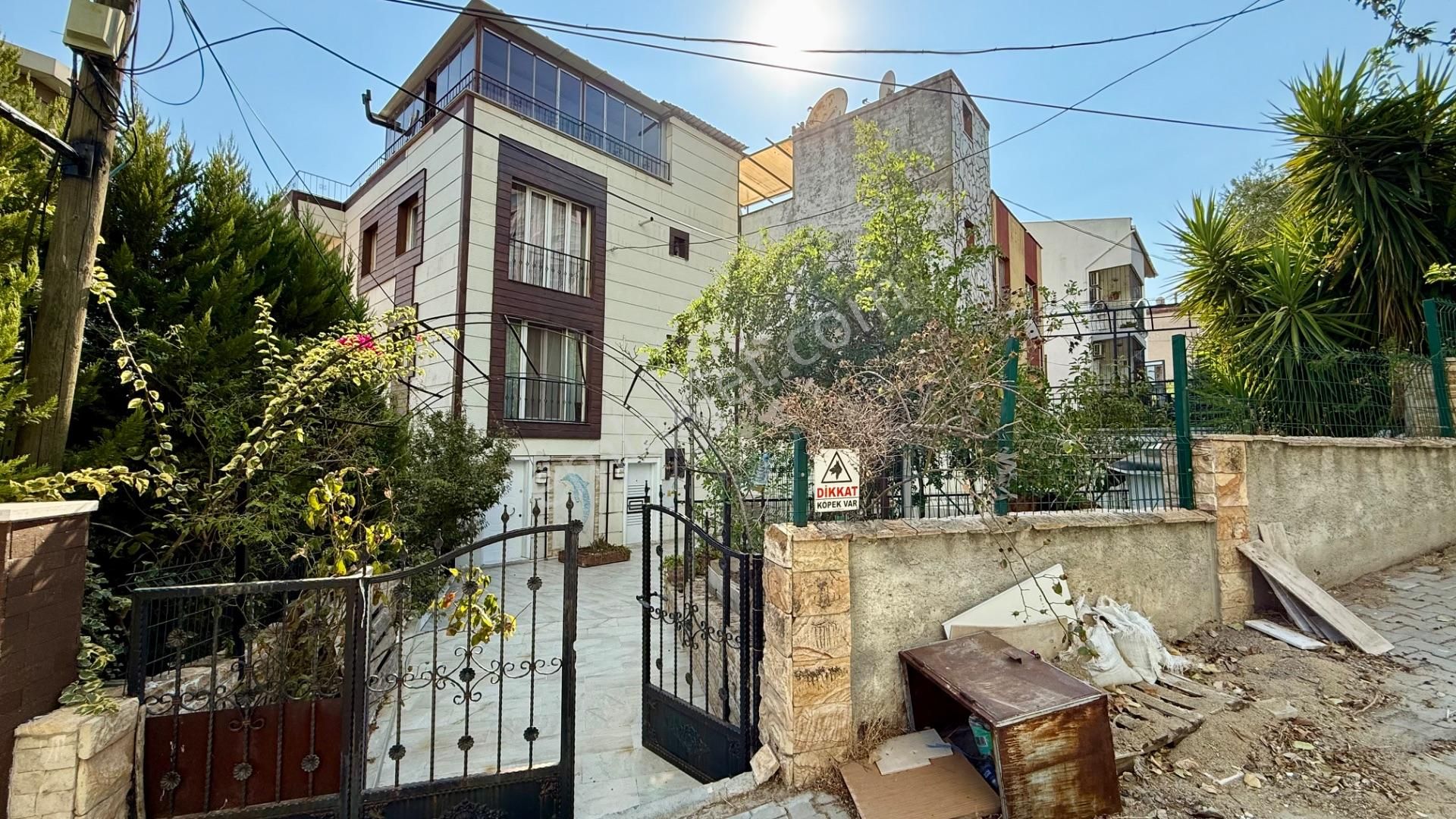 İzmir Çiğli Evka 2'de Deniz Manzaralı 6+2 Müstakil Satılık Ev
