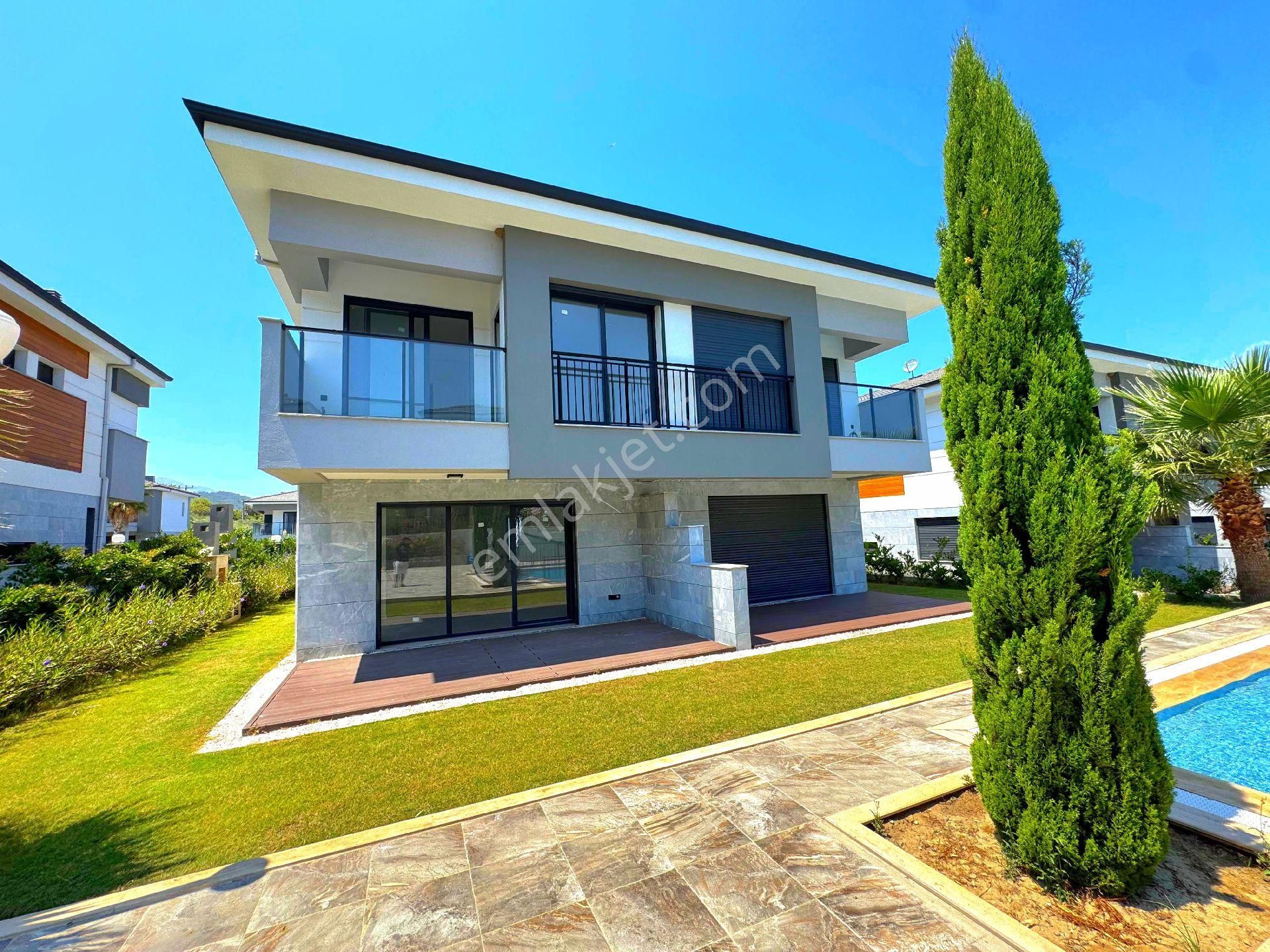 Kuşadasında Denize Yakın Havuzlu Sitede Bahçeli 3+1 Sıfır Villa