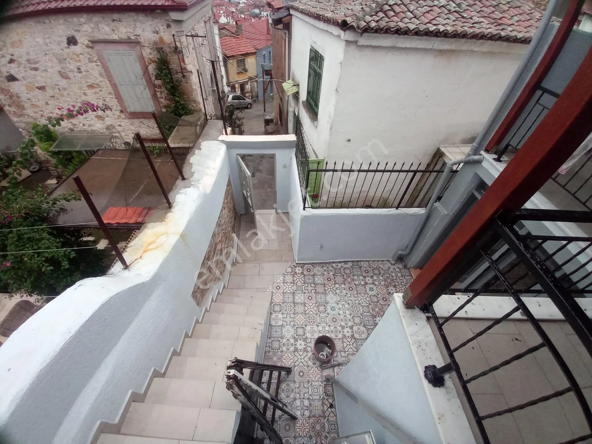 Ayvada'dan Ayvalık Merkez'de Deniz Manzaralı Avlulu 2+1 Rum Evi