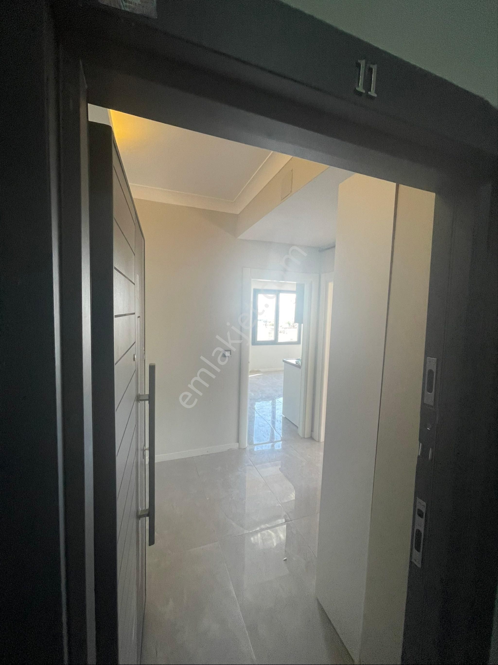 Barış Emlaktan Karşıyakda Kiralık 2+1 Daire