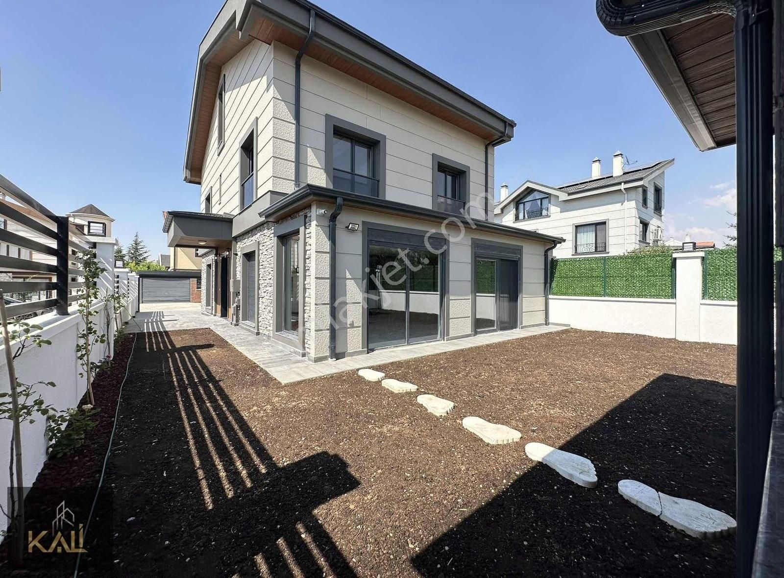 İncek'te Oturuma Hazır Lüks Yapılı 6+1 Villa Kali A.ş