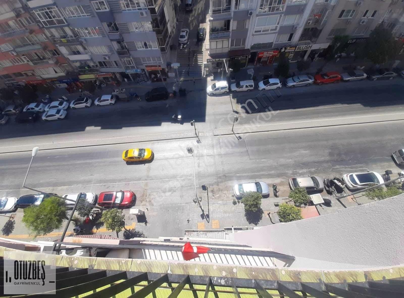 Otuzbeş'ten Cadde Üzeri Metro Yakını Asansörlü Deniz Manzaralı