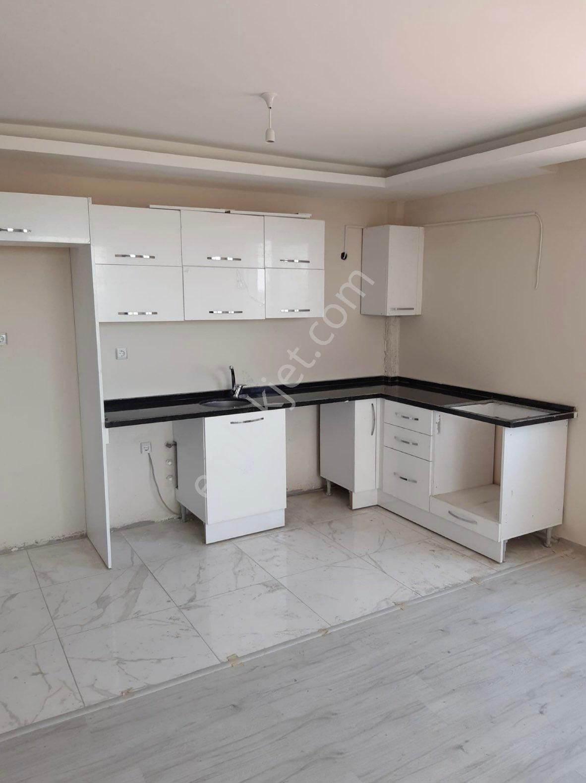 Mithatpaşa’da Akdeniz Okulları Yakını 3 Cepheli Kilerli Geniş 2,5+1 Daire!