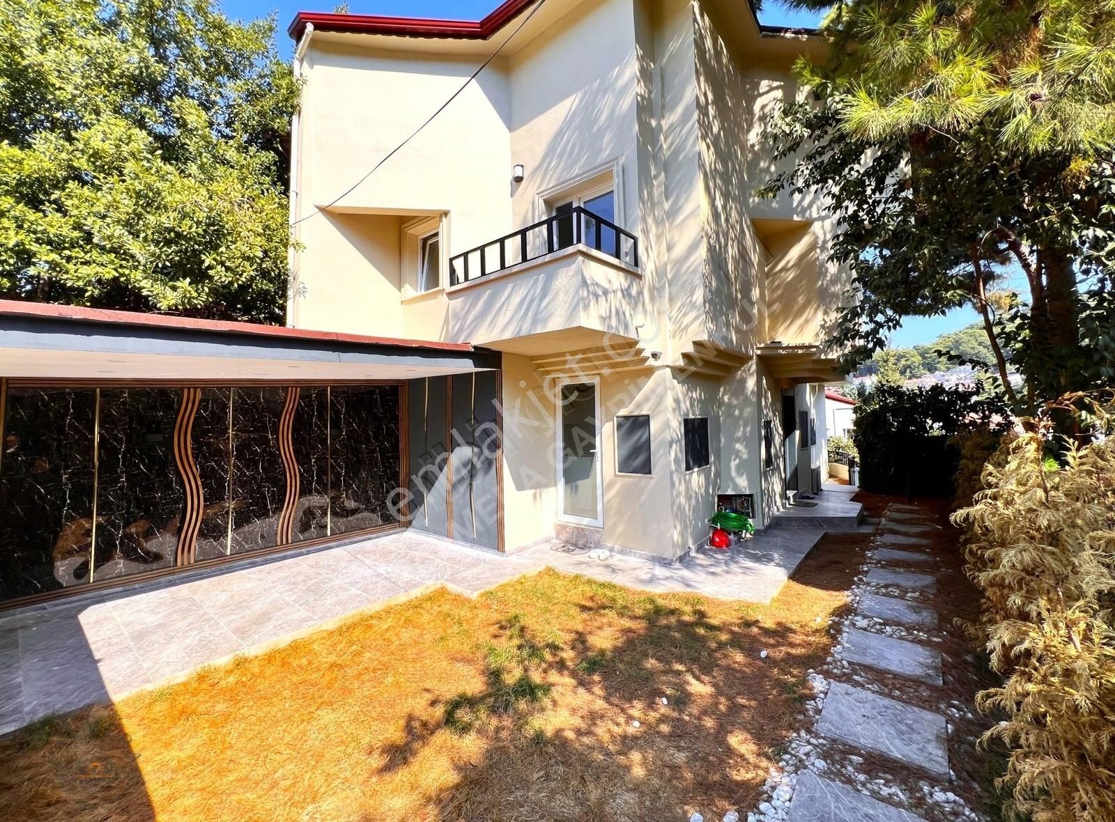 Marmaris Armutalan'da 2 Bölümlü Satılık 5+2 Bakımlı Villa