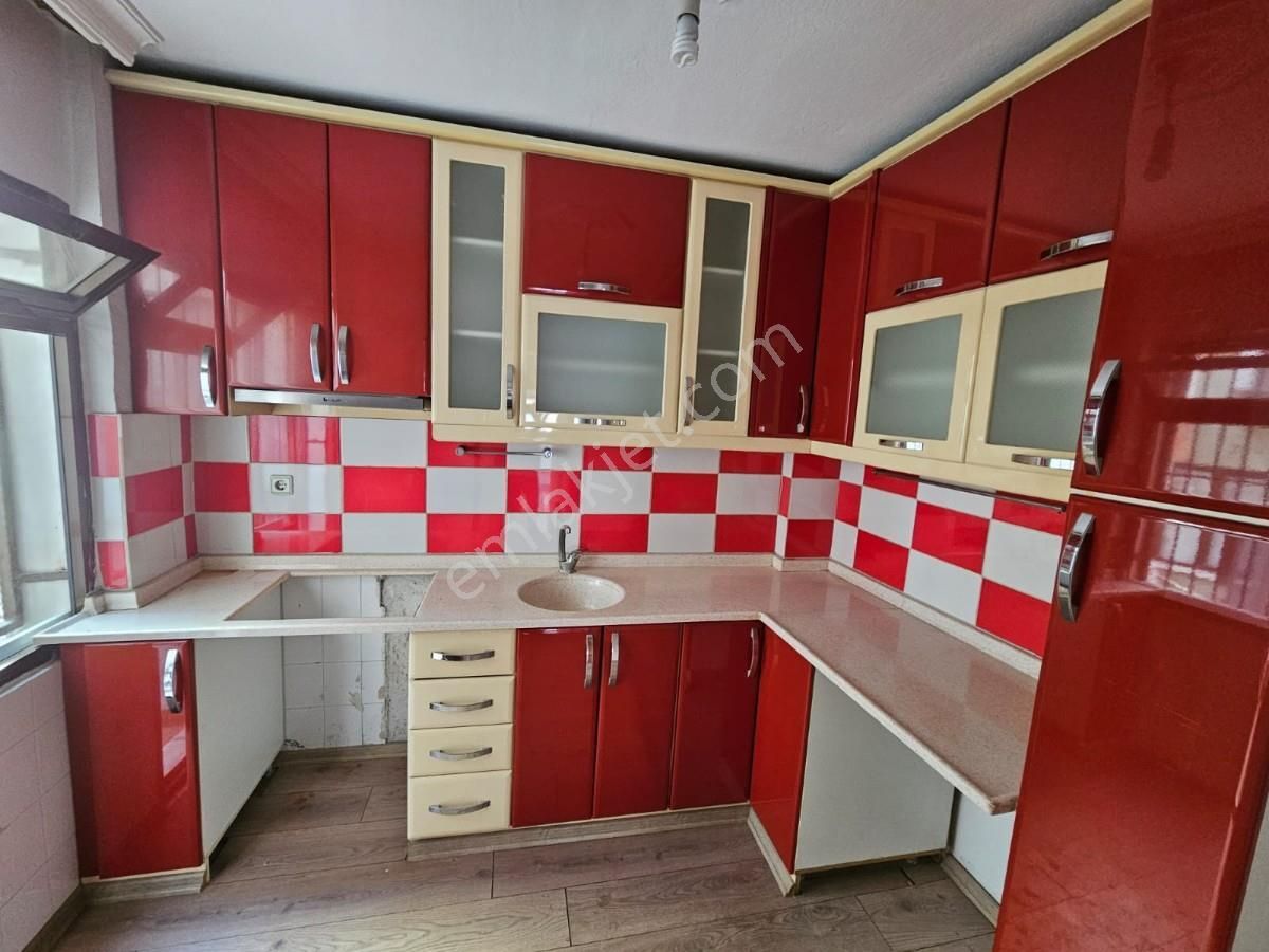 Yeşilovada Abdi İpekçi Caddesi Üzerinde Kiralık 2+1 Daire